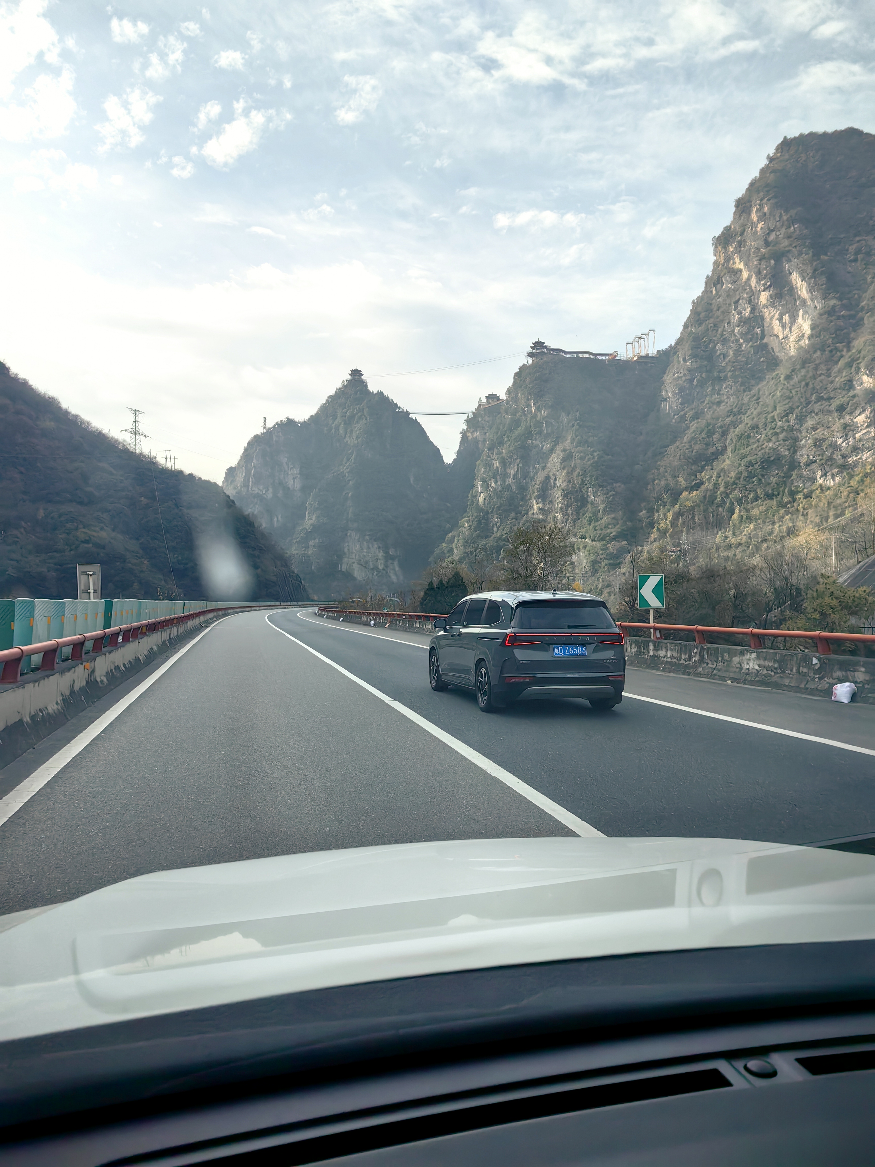 自驾前往安康,一路穿越连绵的山峦与曲折的公路,欣赏着窗外的风景