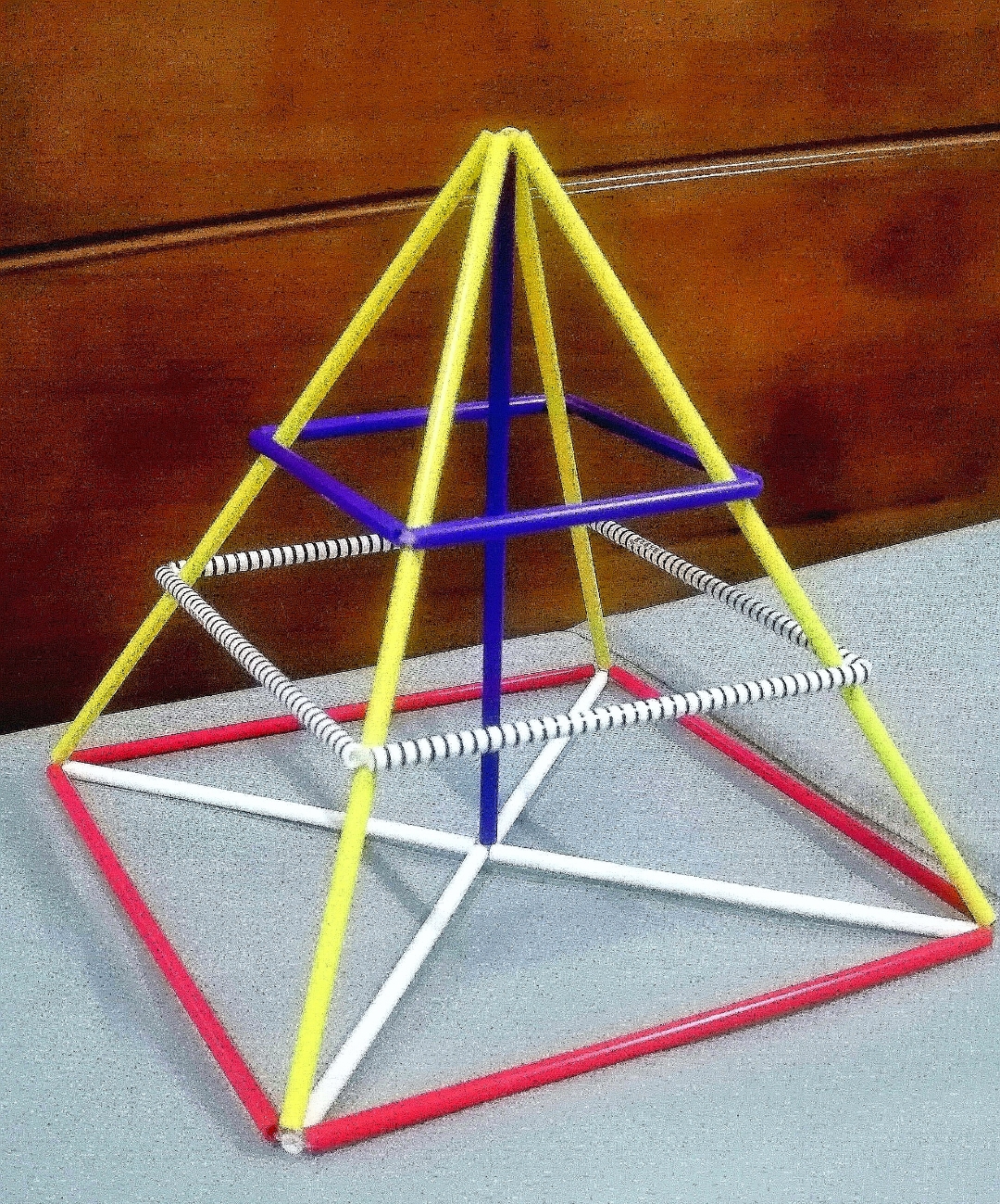 学生通过自己动手制作学具,可以极大地提高空间想象能力,从而有效地