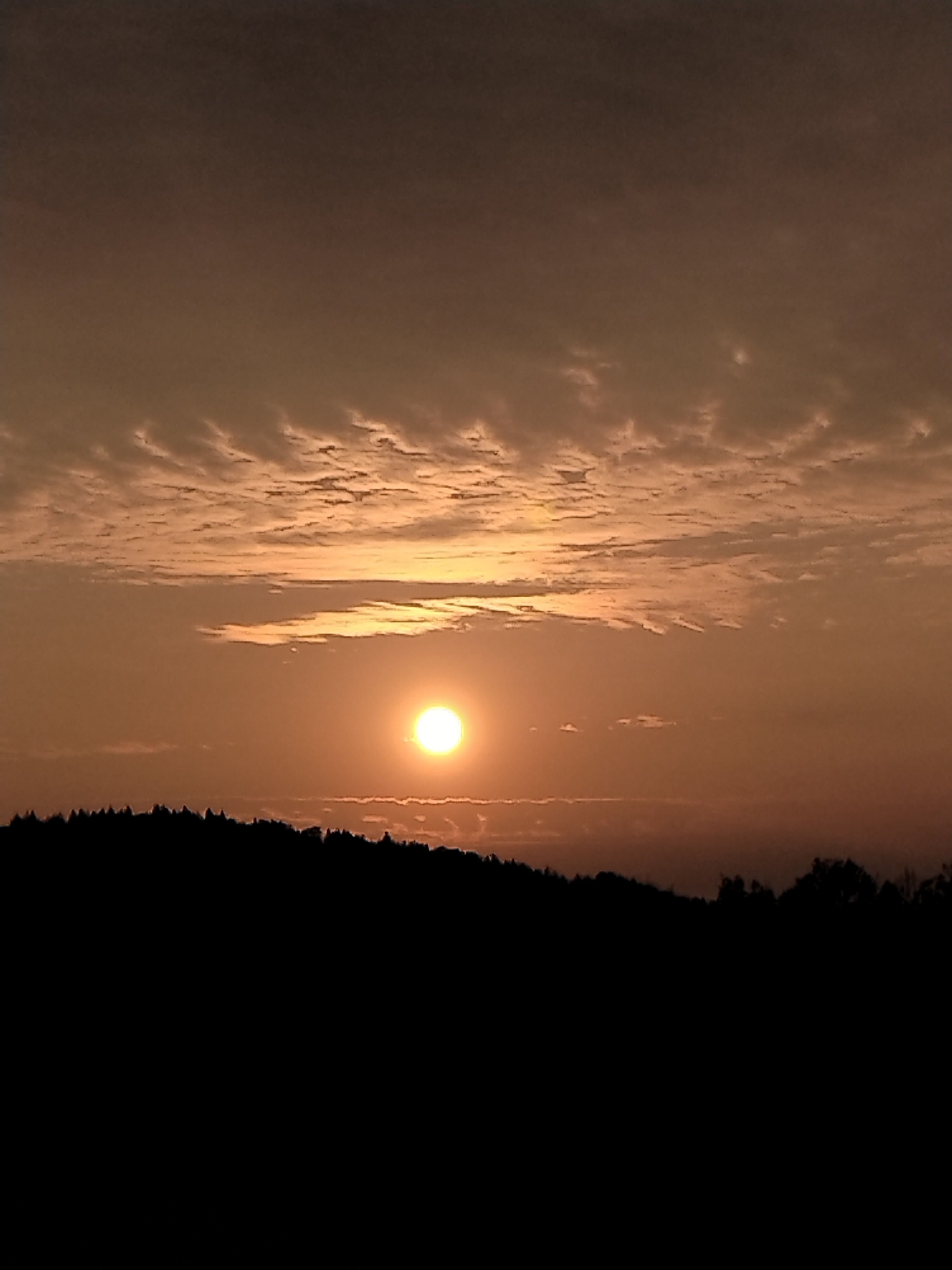 夕阳下的山丘,光影斑驳,如梦如幻.老家的风景准是最美丽的