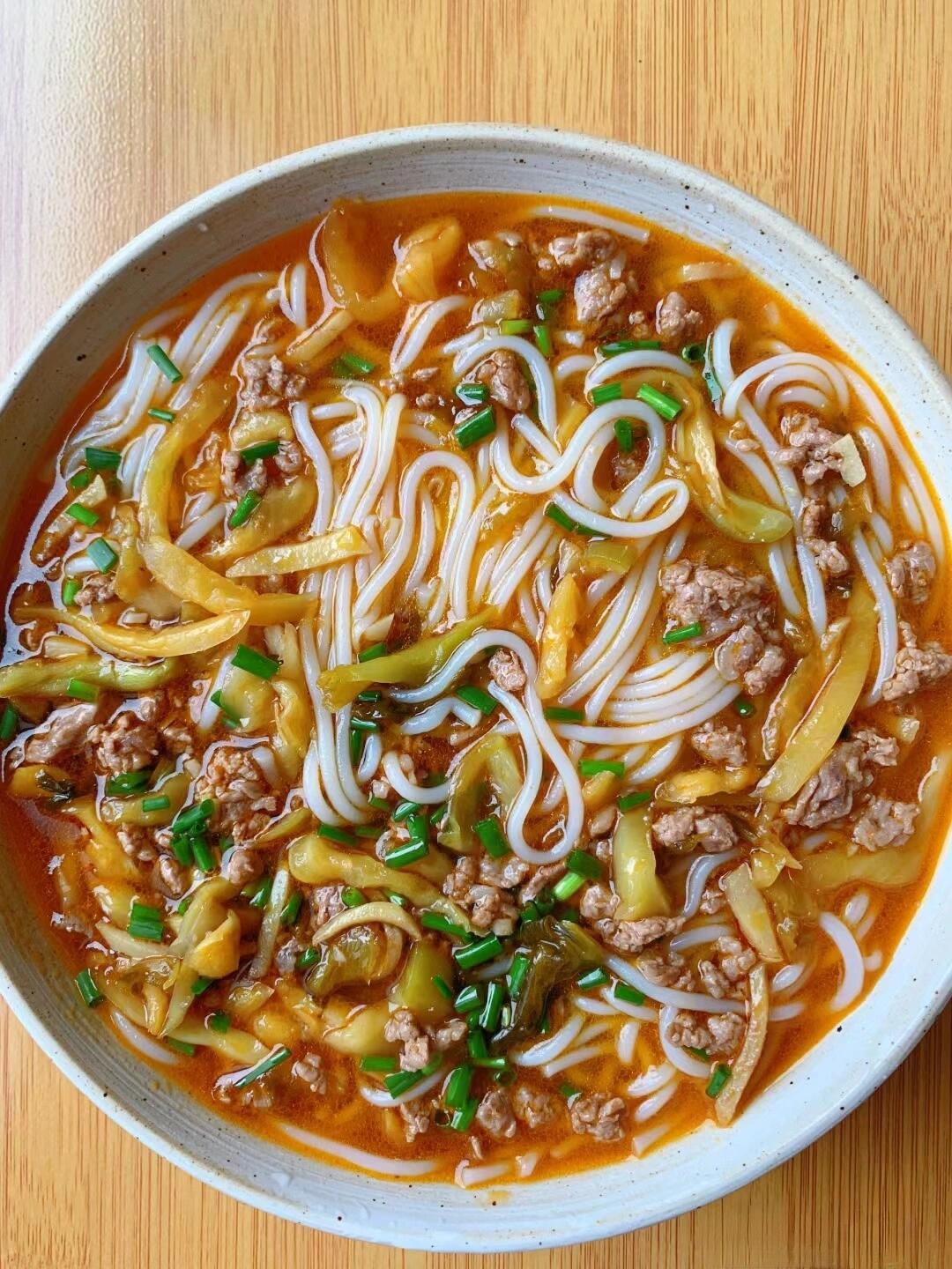 今天做了家常又好吃的汤粉!吃起来米粉滑嫩嫩的,汤汁鲜美