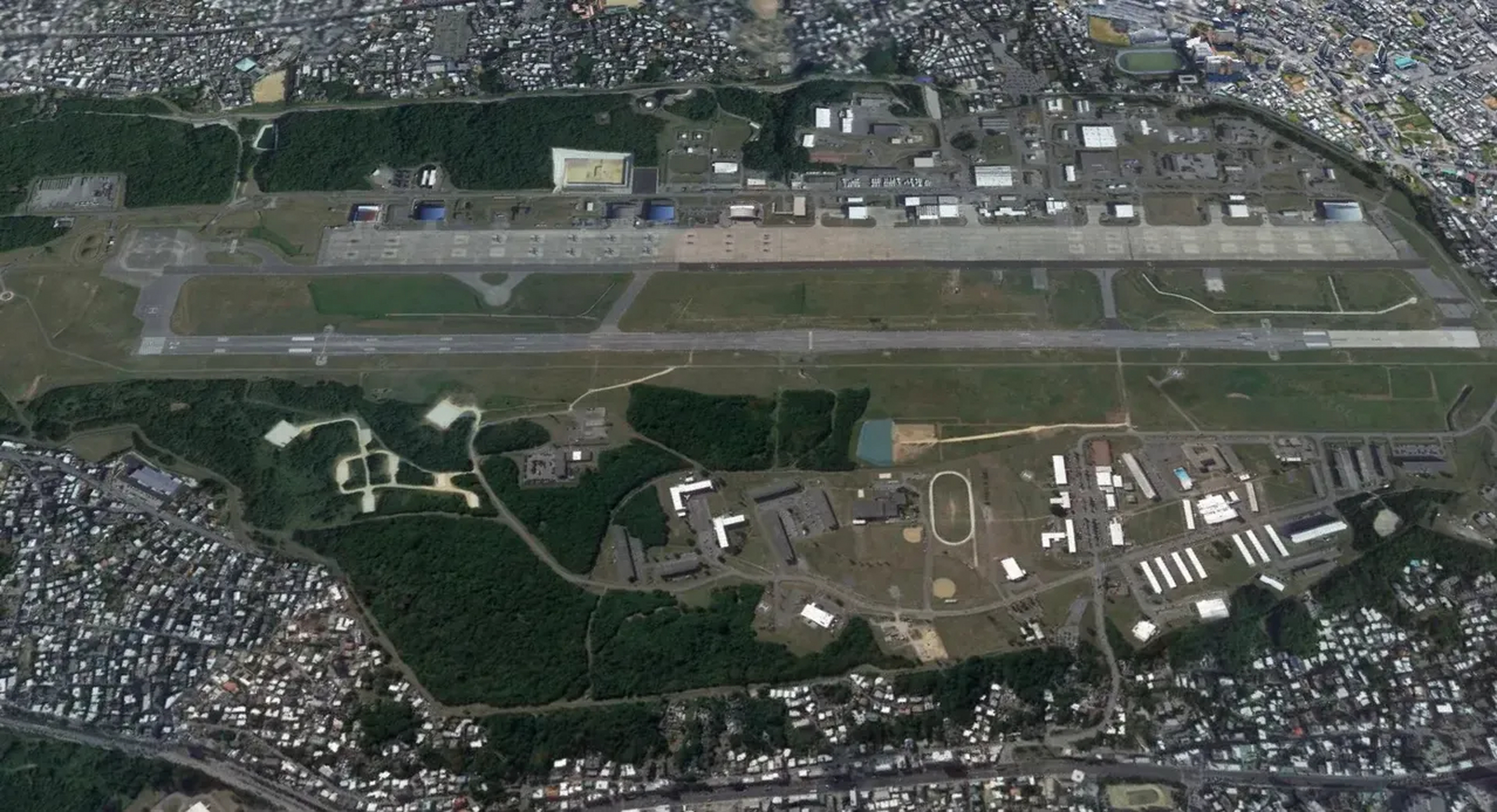 美军驻冲绳普天间基地: 普天间基地位于冲绳群岛宜野湾市普天间川市