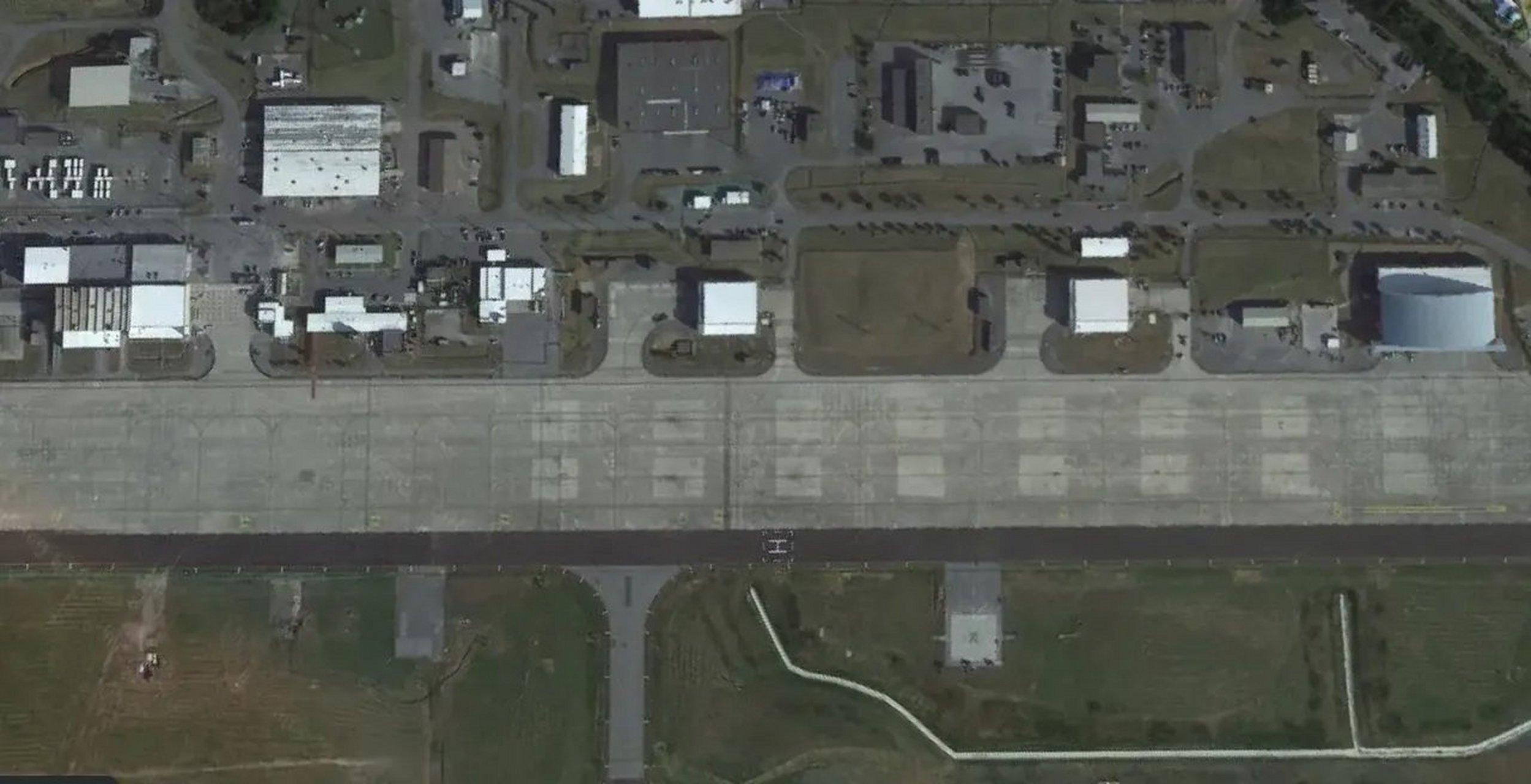 美军驻冲绳普天间基地: 普天间基地位于冲绳群岛宜野湾市普天间川市