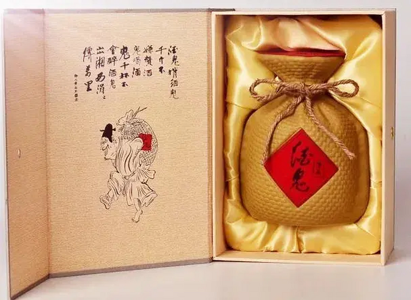 黄永玉大师的两个特殊作品:黄永玉设计了家乡酒鬼酒的麻袋陶瓶,还设计