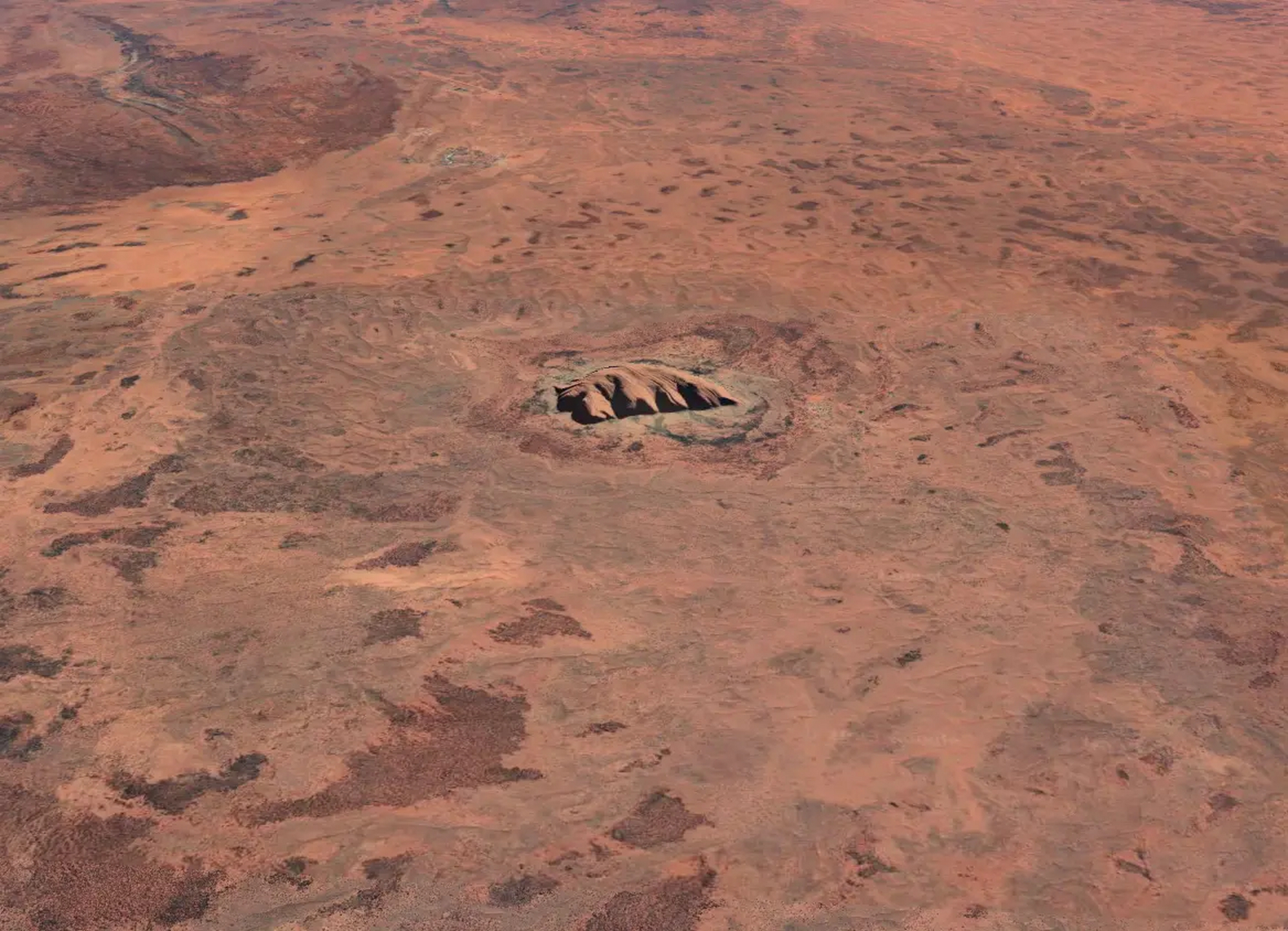 鳥瞰巨大的獨石山: 烏魯魯(uluru)又稱艾爾斯巖(ayers rock),位於澳大