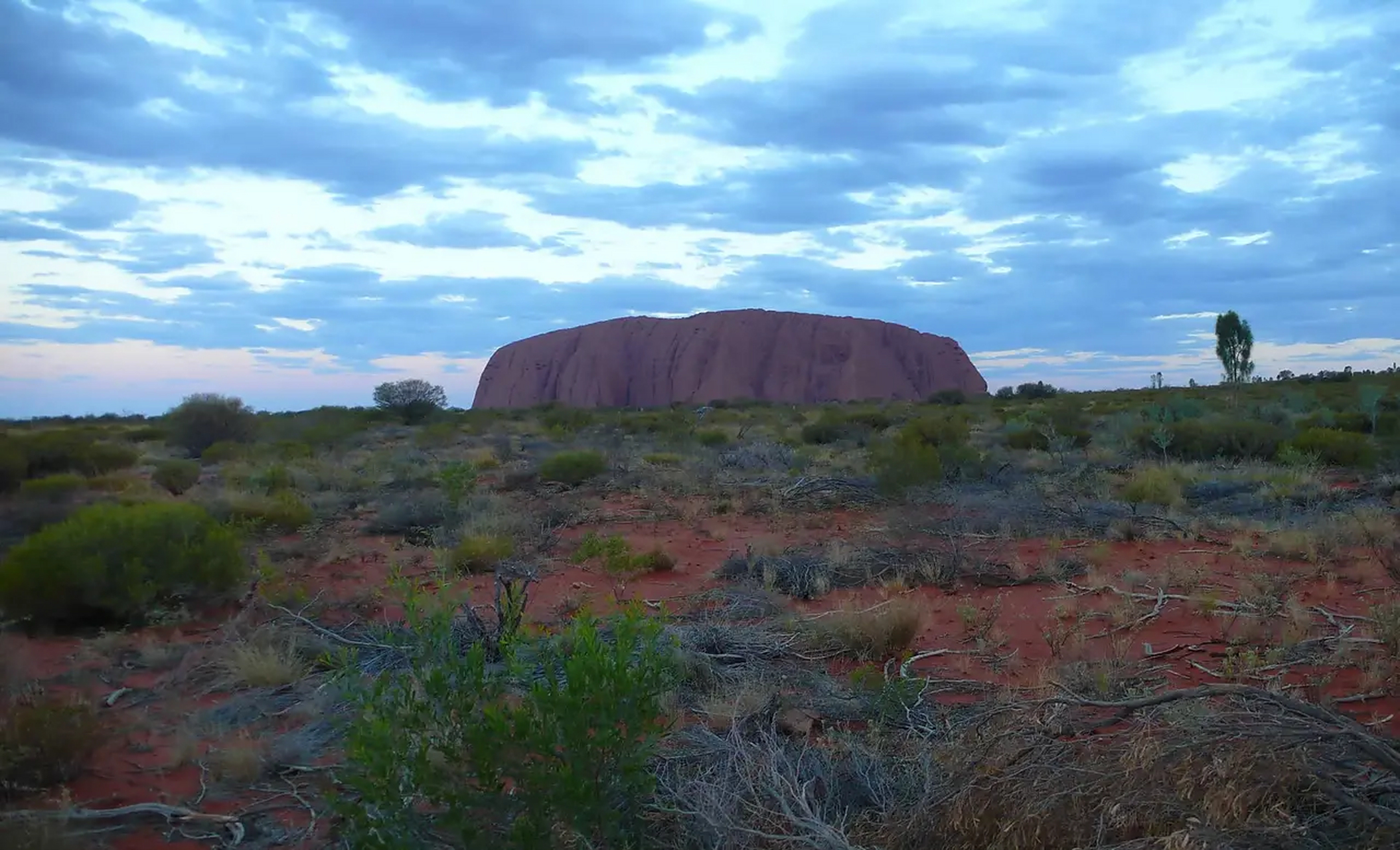鸟瞰巨大的独石山: 乌鲁鲁(uluru)又称艾尔斯岩(ayers rock),位于