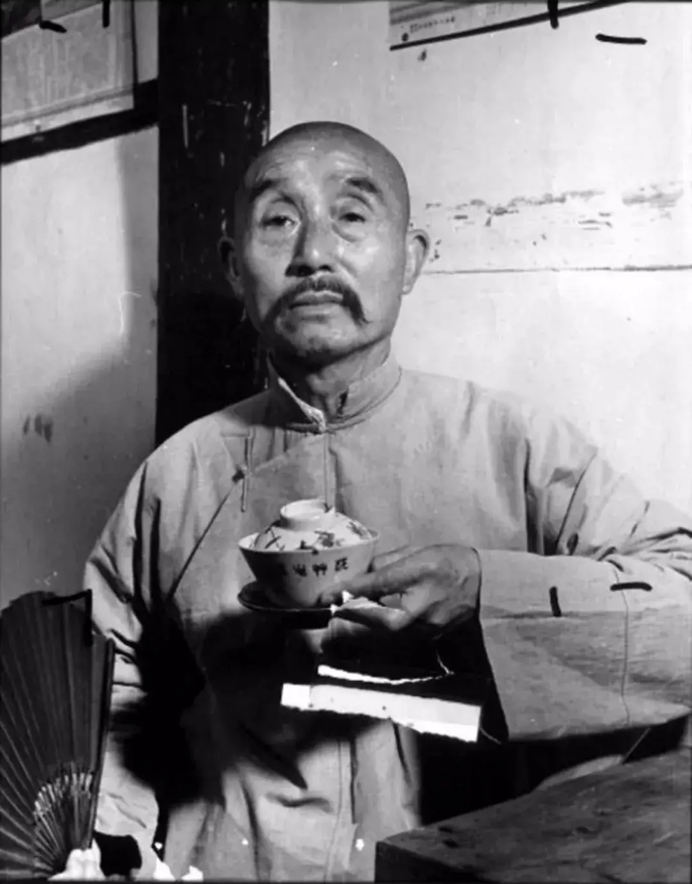 成都故事之《袍哥》 袍哥,是指四川的哥老会成员,被大家称为袍哥,这个