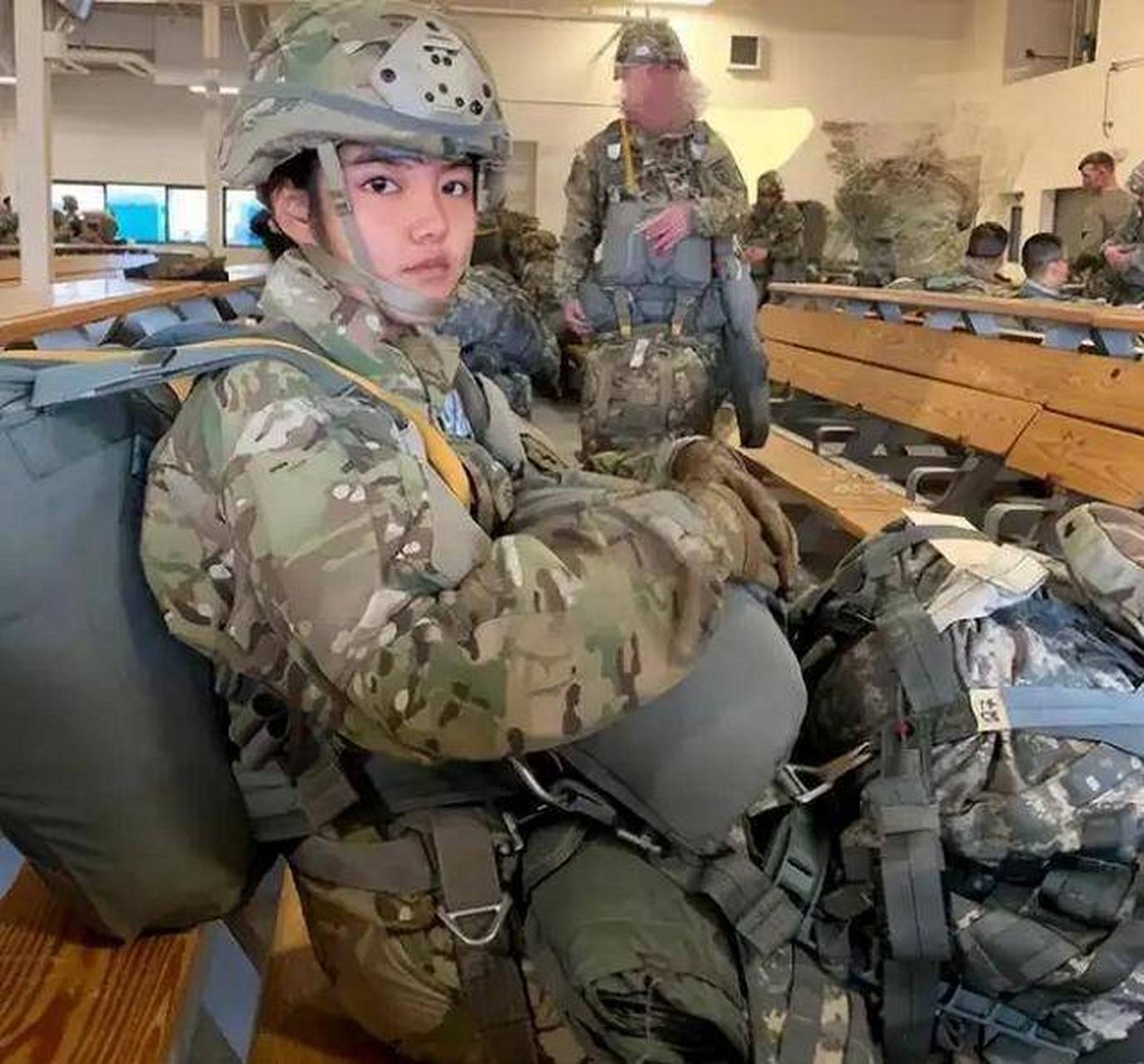 02 这位华裔女兵名叫郑浩儿,1992年出生在上海,她的父母都是高级