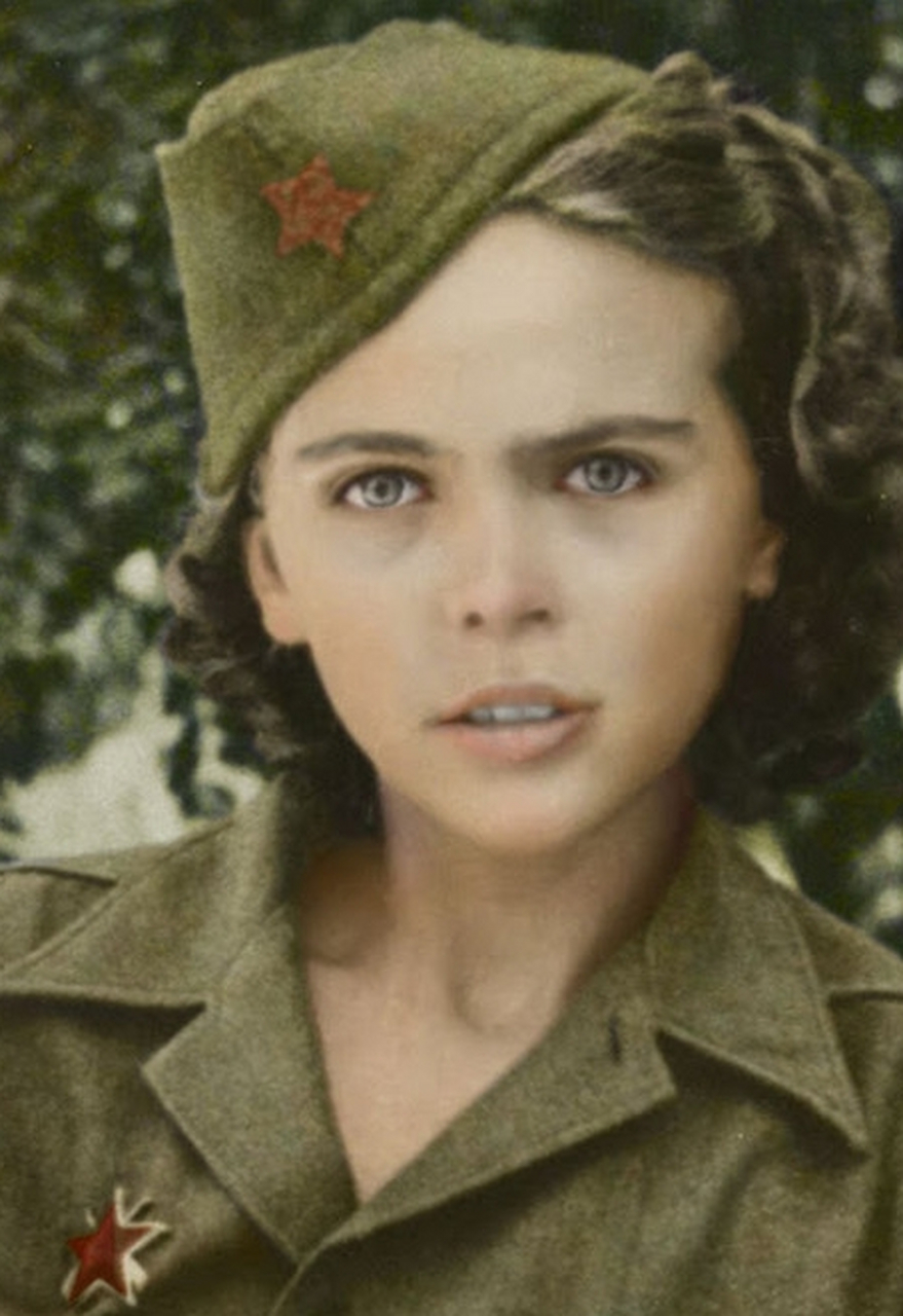 1943年,南斯拉夫,一名18岁女游击队员就义前时,留下的一张珍贵照片.