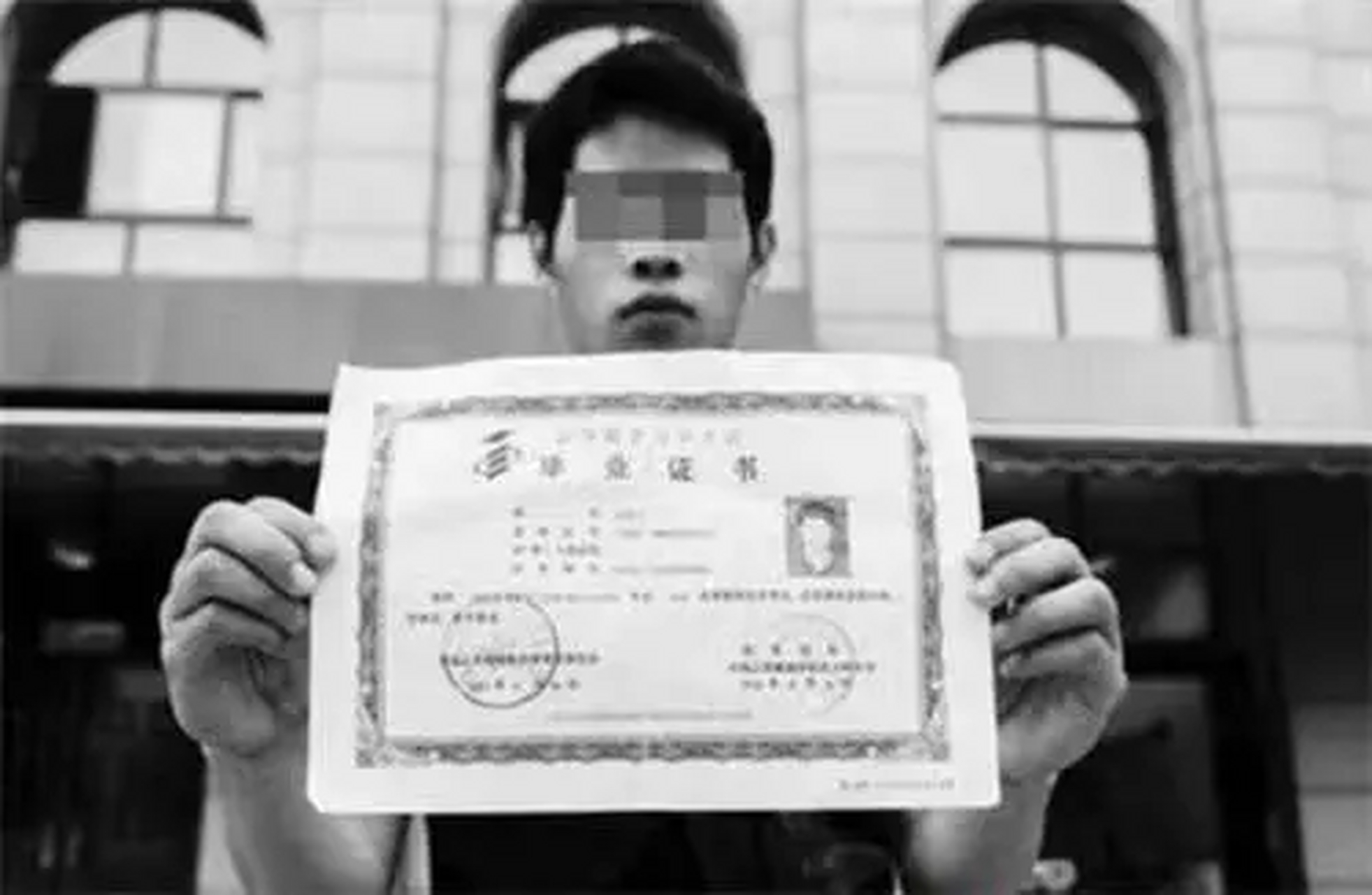 2011年,一个名叫张鹏的小伙在武汉大学上了4年学,临近毕业时,校方却