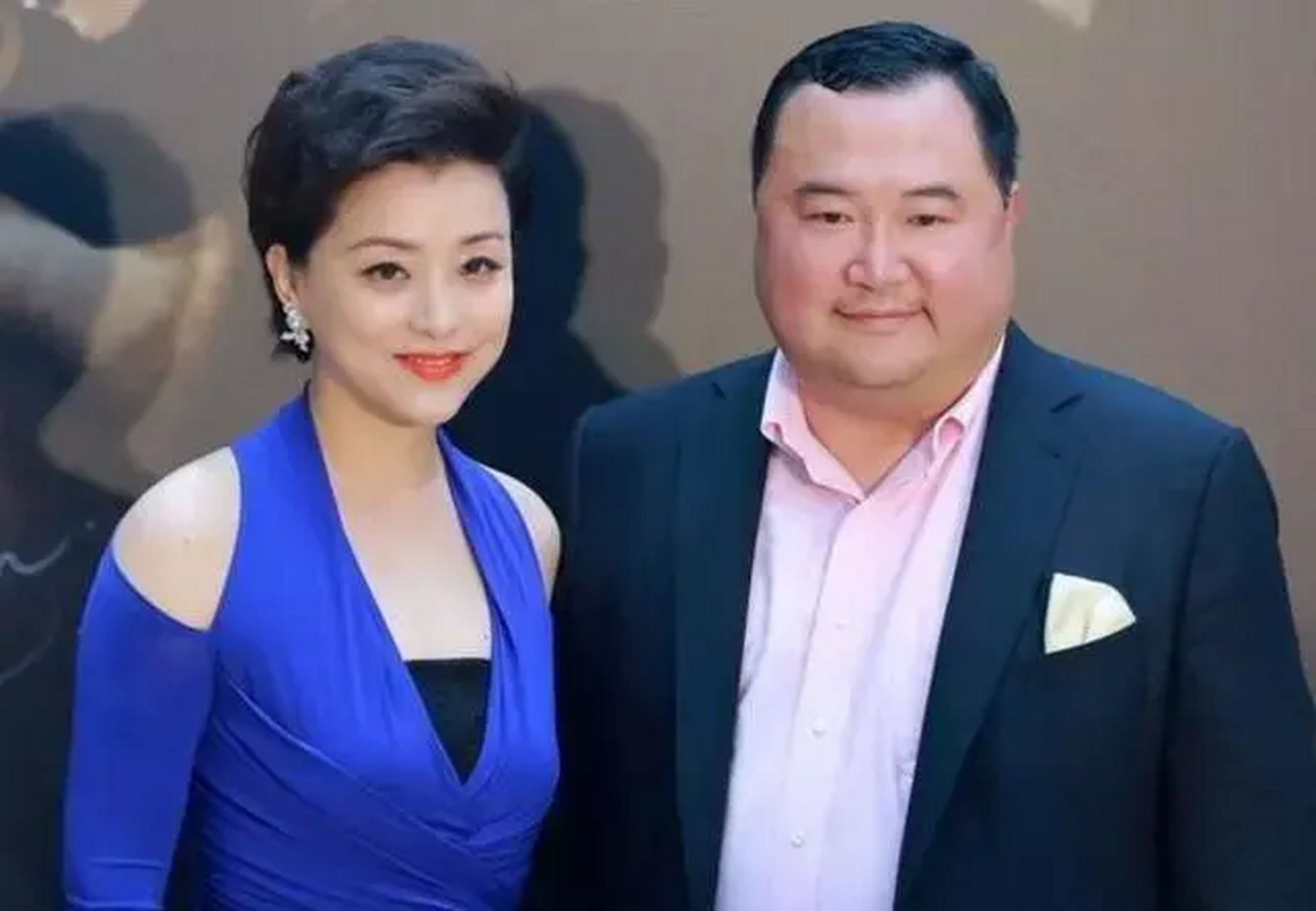 1994年,26岁的杨澜非要和银行上班的丈夫张一兵离婚,转身嫁给了体重