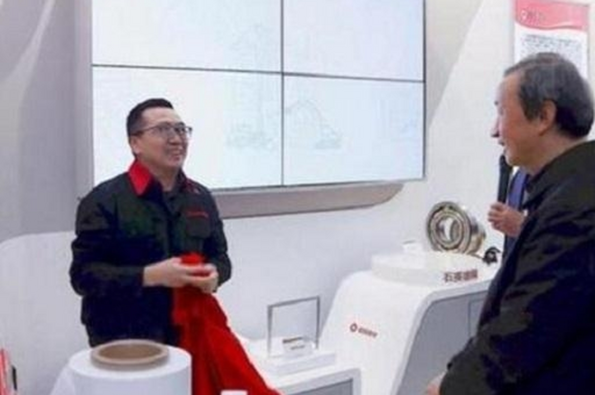"中国科学家潘锦功制造出发电玻璃,希望帮助祖国发展,却受到美国强烈