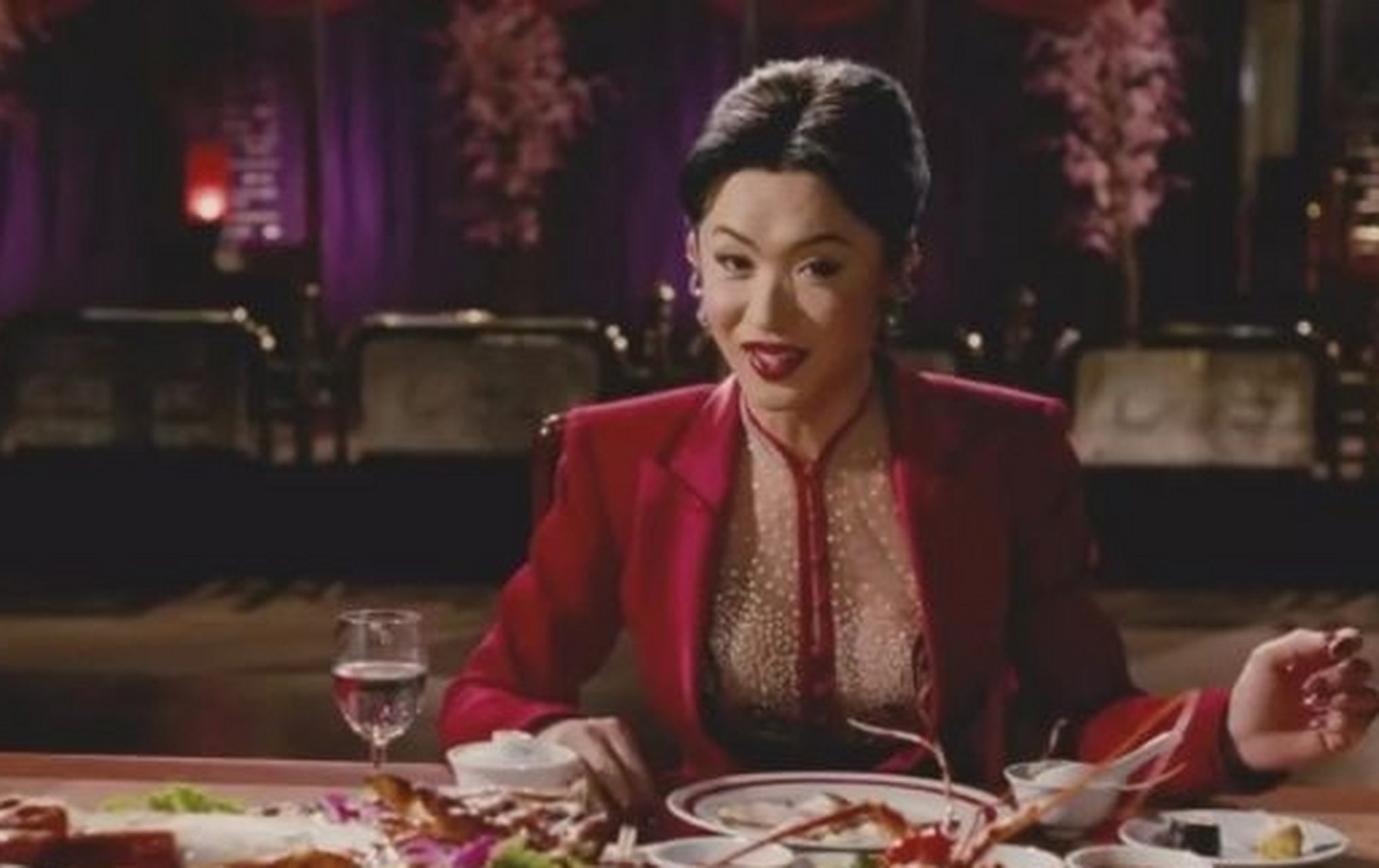 当年,泰国电影《冬荫功》筹拍,里面有一个变性老大玫瑰夫人角色,导演