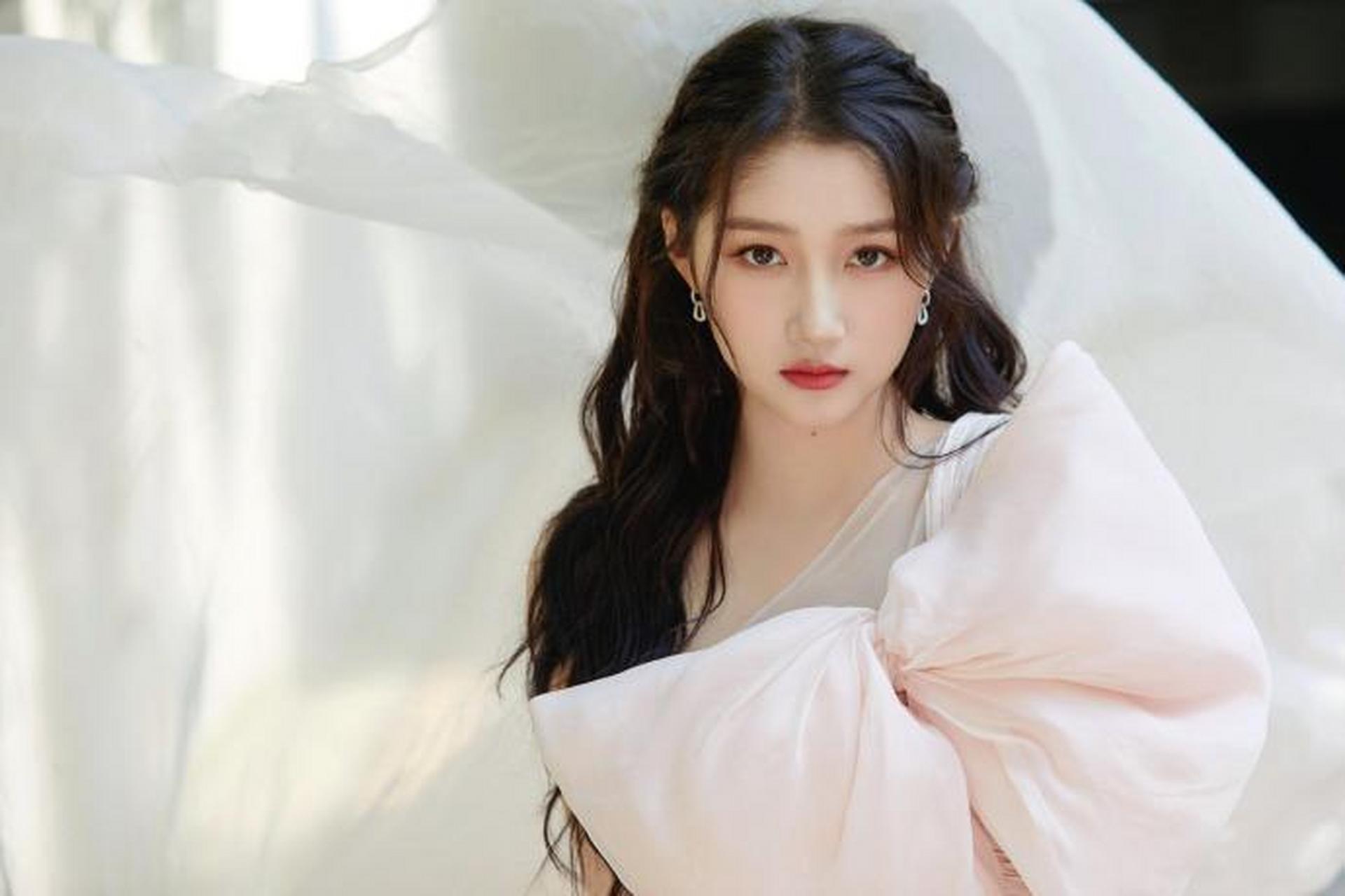 一次颁奖礼,关晓彤遇见了张艺谋,赶紧夹紧双腿,身体半蹲.