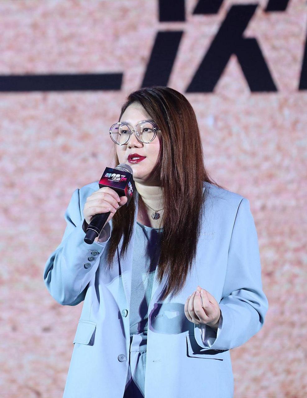 著名经纪人杨天真在19岁时,拿着父母给她留学的18万块钱,瞒着父母在