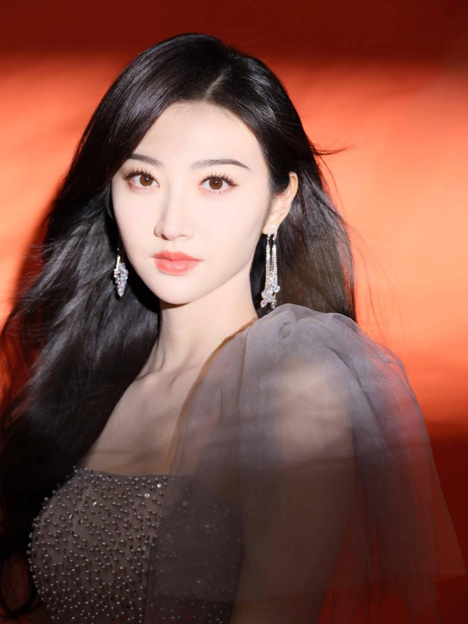 2004年,16岁的景甜甜坐进了车牌为9988的豪车,没过多久课也不上了