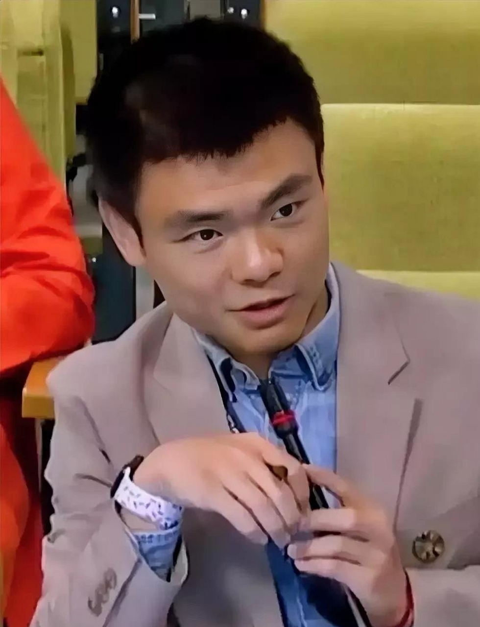 记者徐德智绝对是个人才,关于日本核废水排放的问题,他在联合国只打了