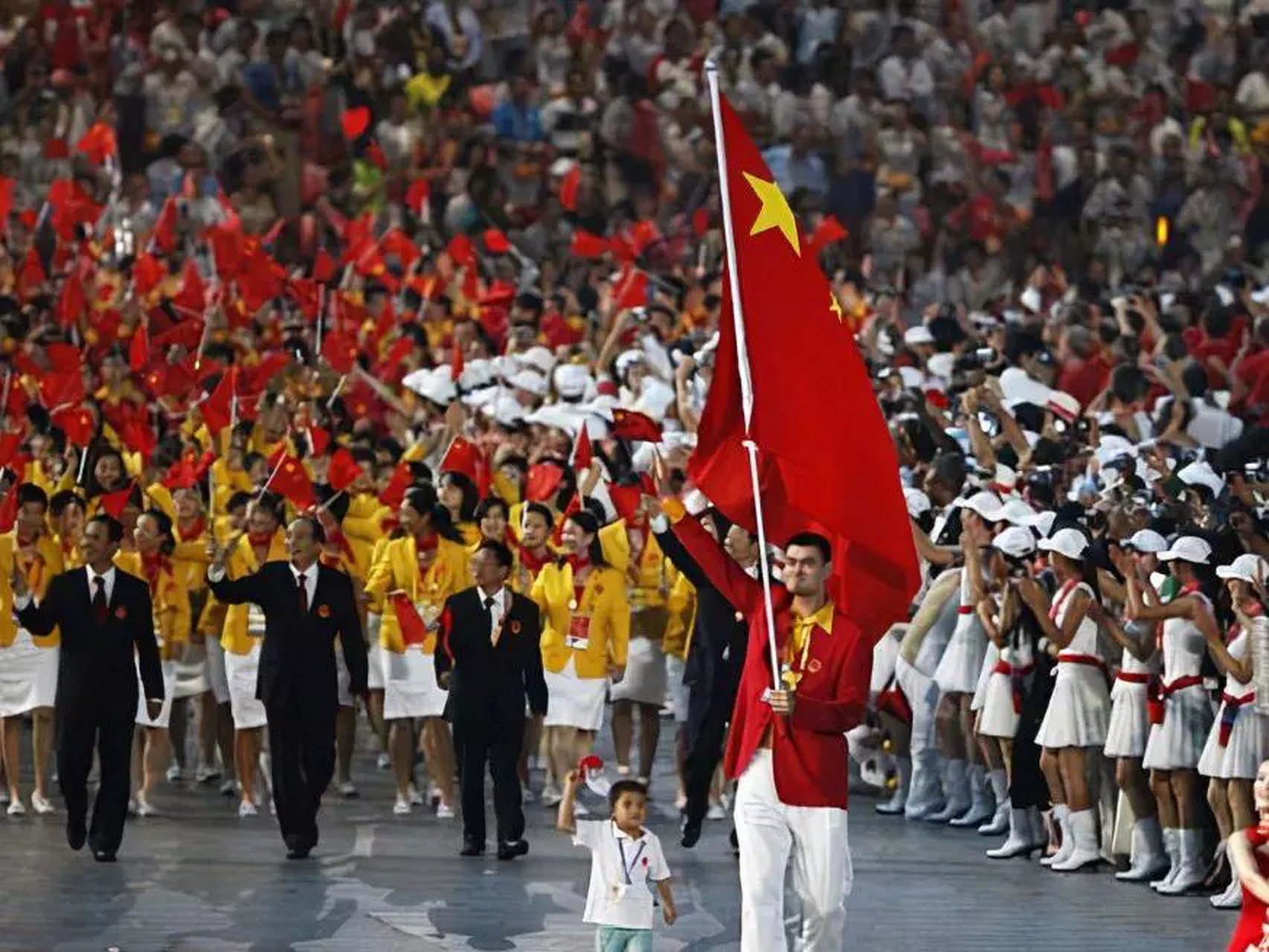 2008年,北京奥运开幕式上,张艺谋盯着镜头,发现中国队只有姚明一个人