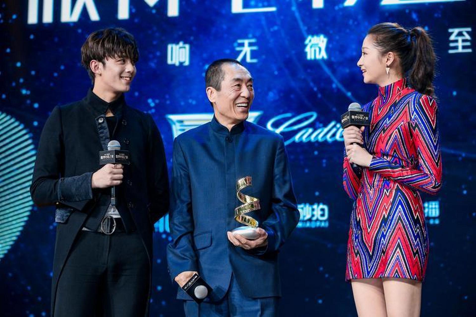 一次颁奖礼,关晓彤遇见了张艺谋,赶紧夹紧双腿,身体半蹲.