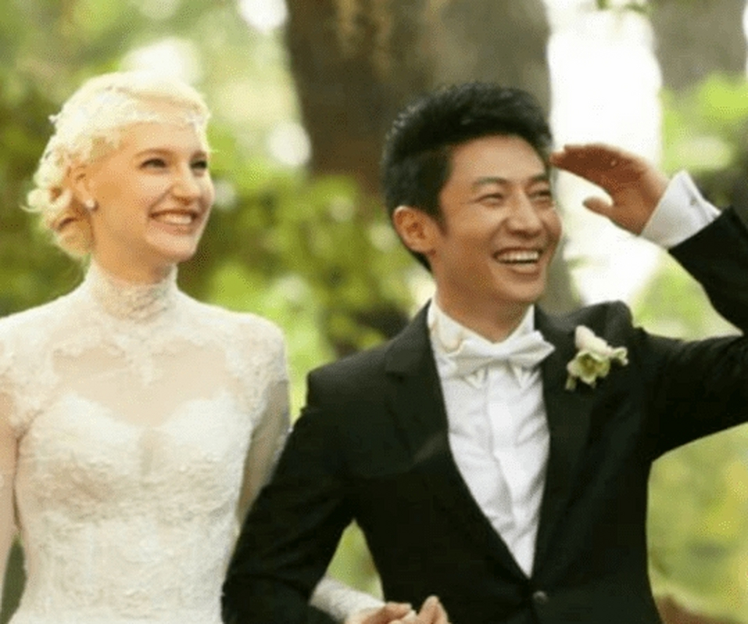 一次,撒贝宁和美女妻子李白,在大街上吵了起来,李白吼道:"你打死老子