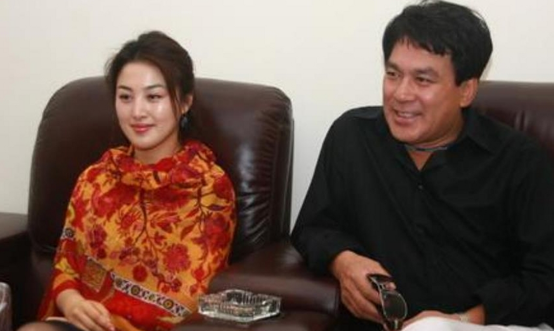 原来啊,范旭霞就只准备了3个菜:油炸花生米,凉拌黄瓜,粉肠.