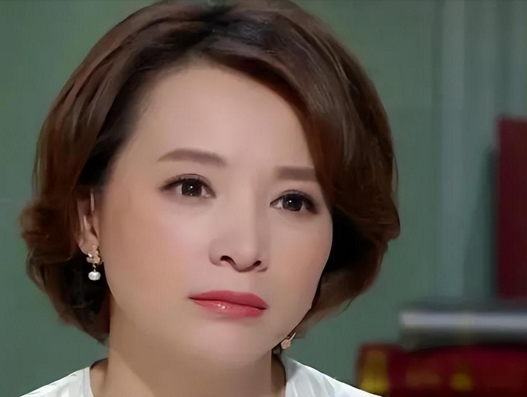 2009年,密春雷对妻子金晶说:"我今天必须和你离婚,给董卿一个名分.