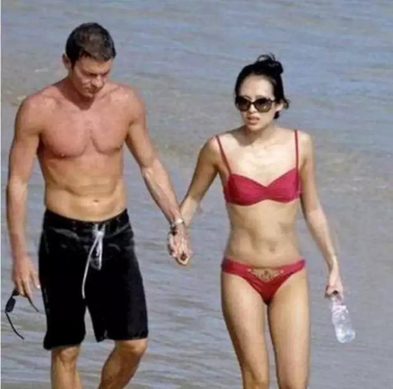 2008年,章子怡成功地和以色列富豪艾维·尼沃订婚,可没过多久,两人就