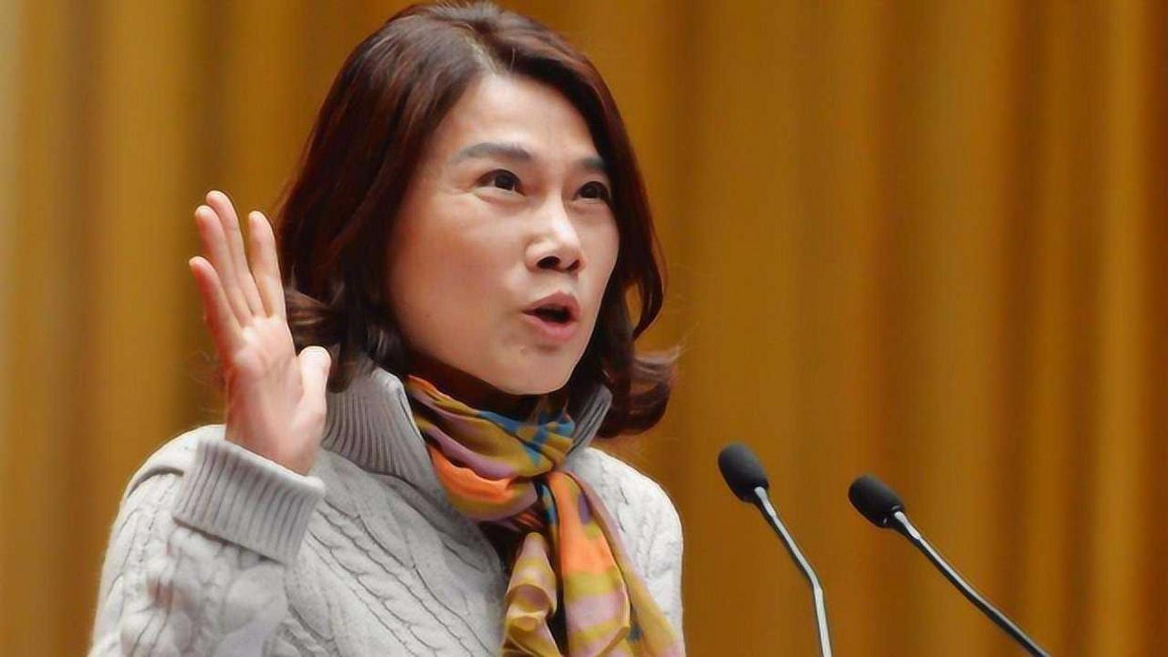 主持人杨澜到董明珠家做采访,恰逢饭点,董明珠对她说:今天就在我家吃