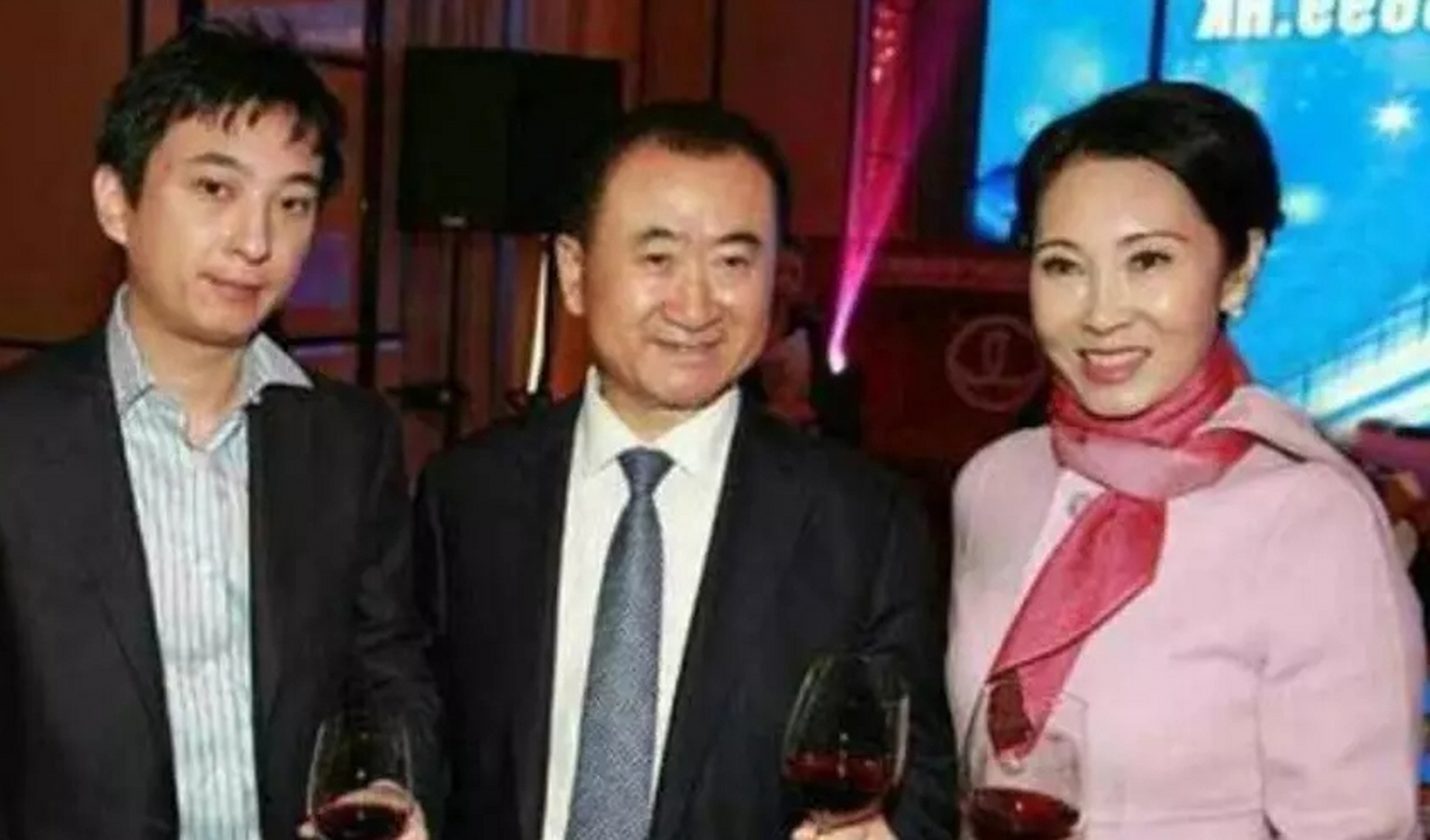 主持人问王健林老婆"你老公资产过亿,前几年还是首富,你也算是嫁入