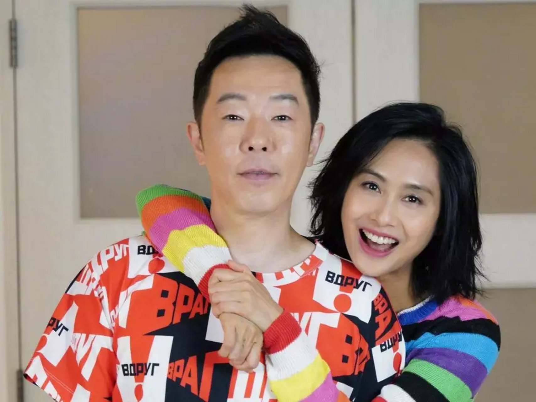 1999年,黄贯中表白朱茵,朱茵同意了,但她提出一个要求:"只谈恋爱,不