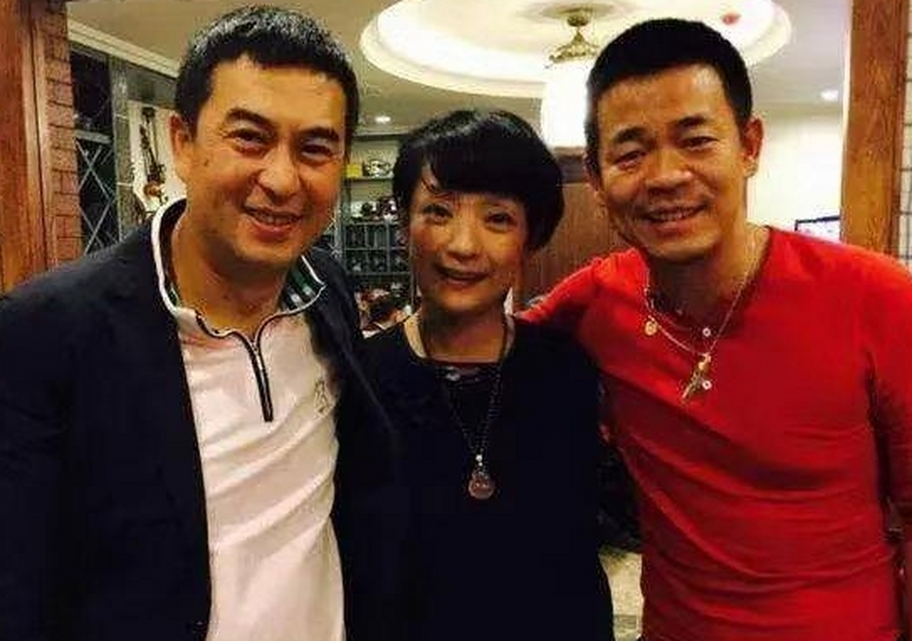 张嘉译拉着孙浩去他家吃饭,他老婆王海燕准备了丰盛的饭菜招待孙浩