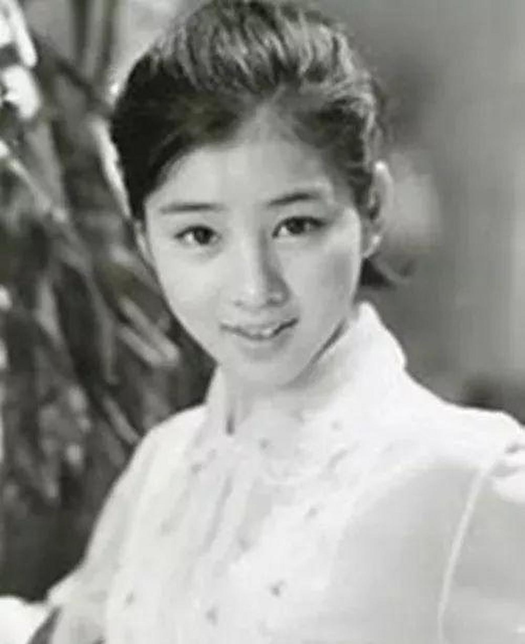 一天韩复榘的姨太太纪甘青打扮漂漂亮亮的,穿着皮衣正准备出门,正好被