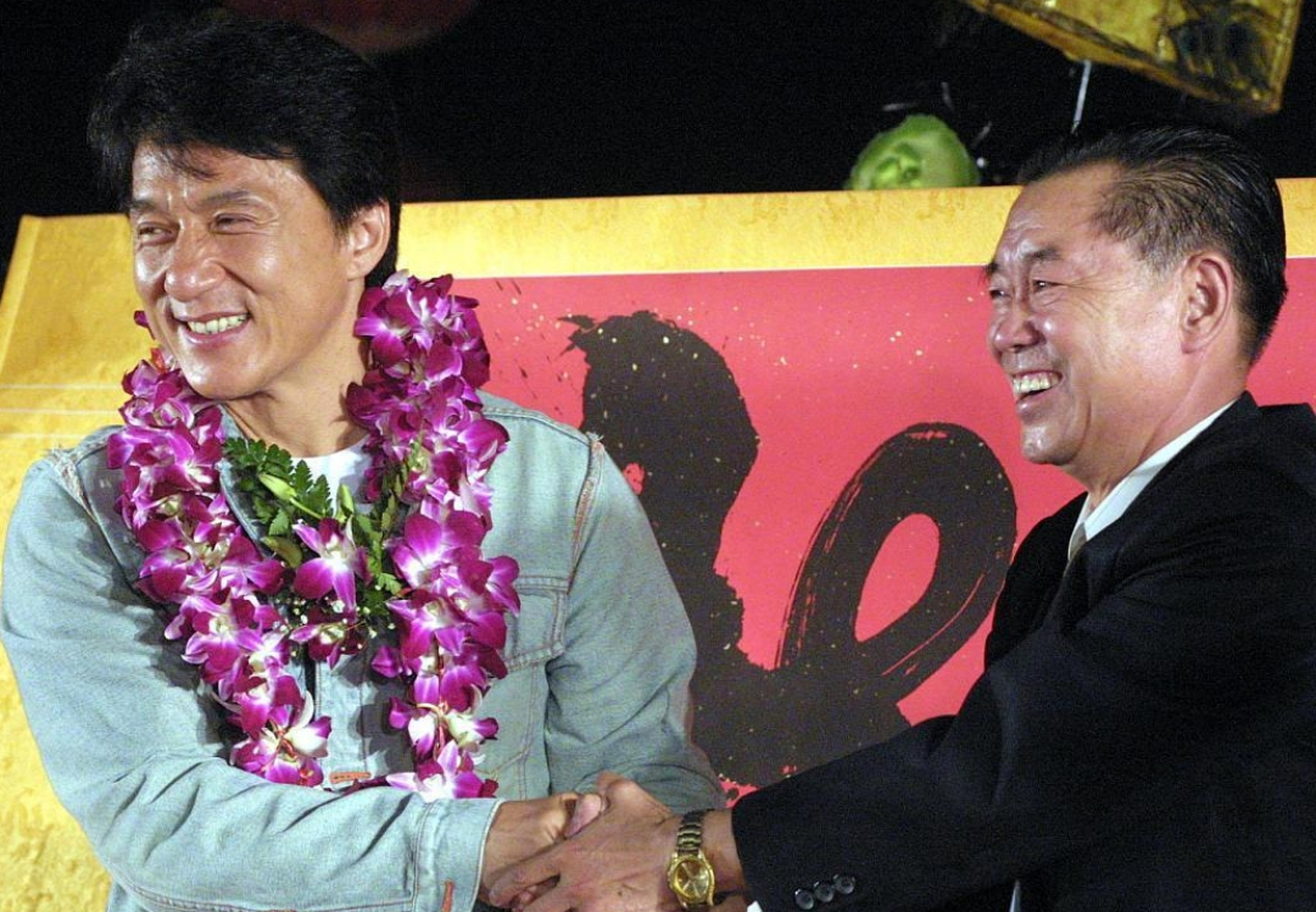 一次慈善晚会上,成龙发起捐款倡议,一位大佬打断他问:"你穿的外套多少