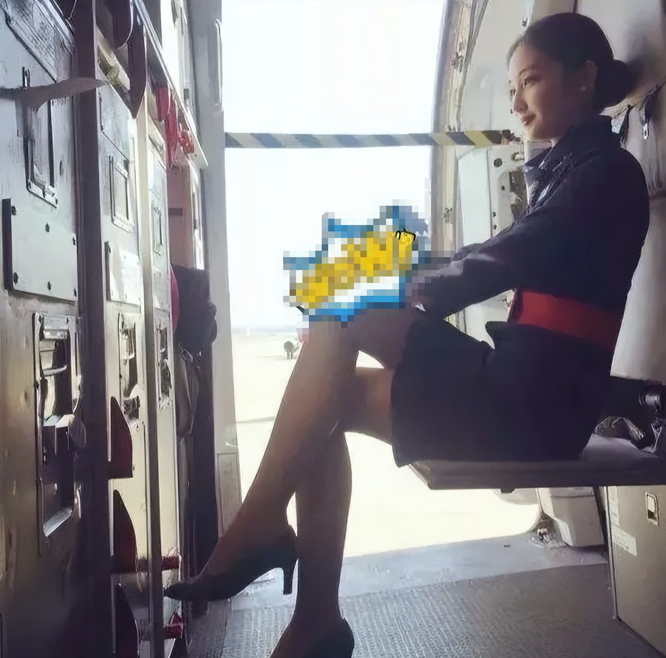 2011年,郎咸平认识了一位空姐,郎教授出手豪绰,马上送给空姐两套豪宅