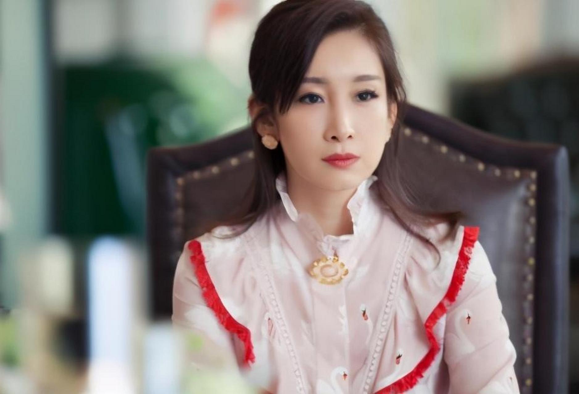 当年,秦海璐和身价20亿的李厚霖同居4年后,正思考要不要嫁给他时,却