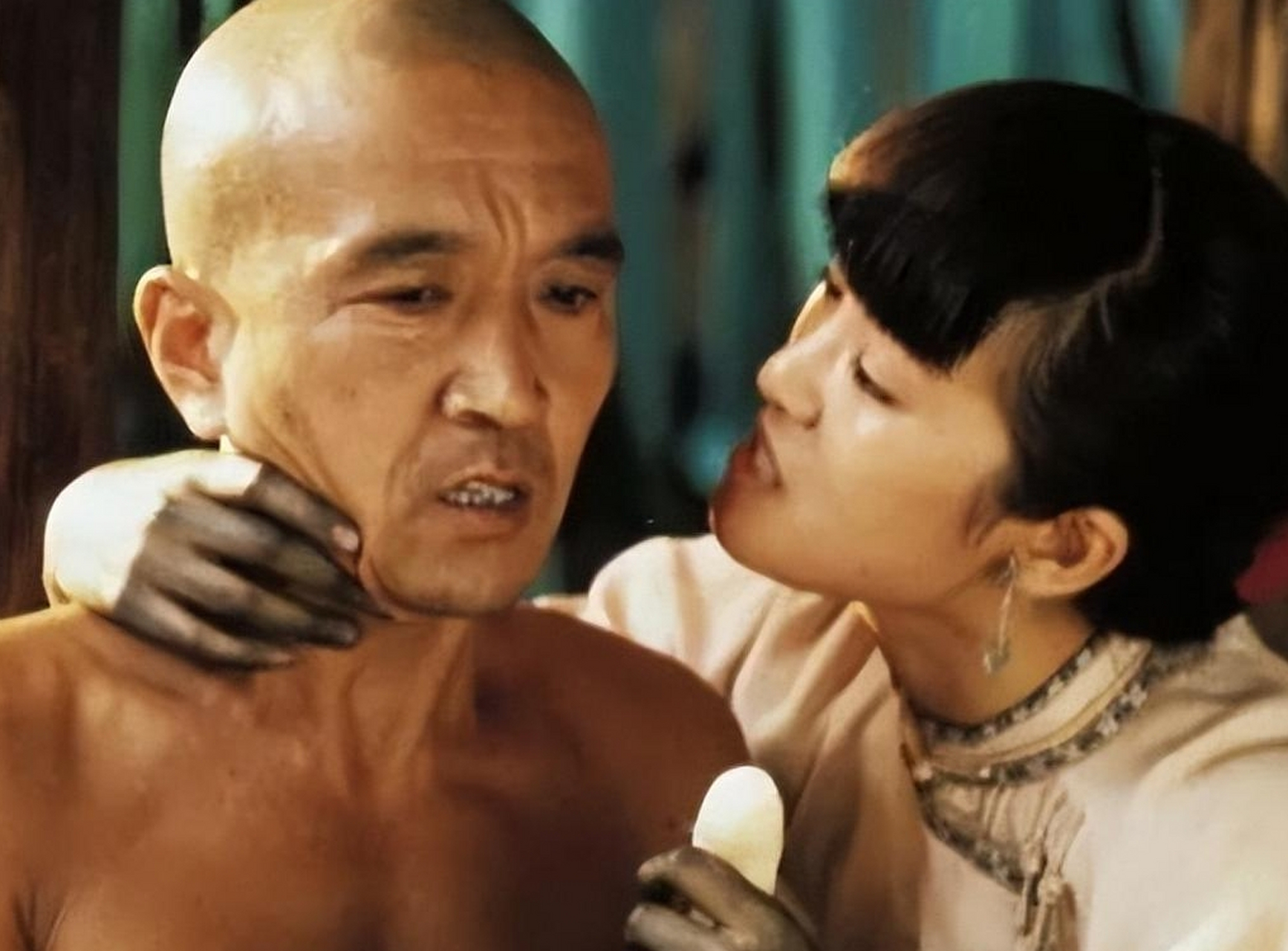 1989年,在电影《菊豆》的拍摄片场,巩俐吃了口滑滑的煮鸡蛋,用手在打