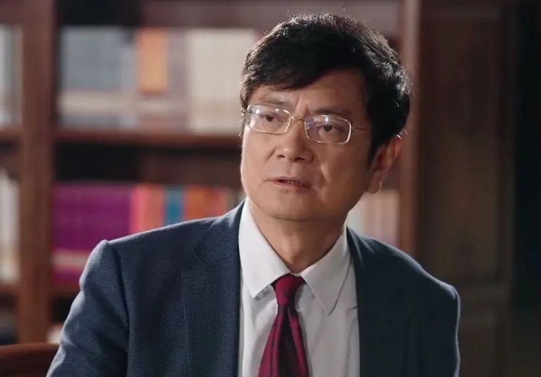 大学校长郑强到食堂吃饭,同学们看到后都亲切的和他打招呼,郑强也笑着