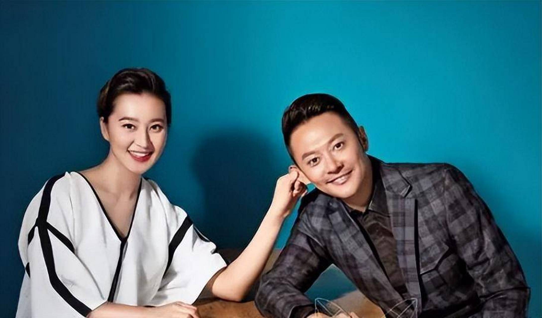 可是婚后,印小天才发现妻子除了样貌是真的,其他一切全都是假的.