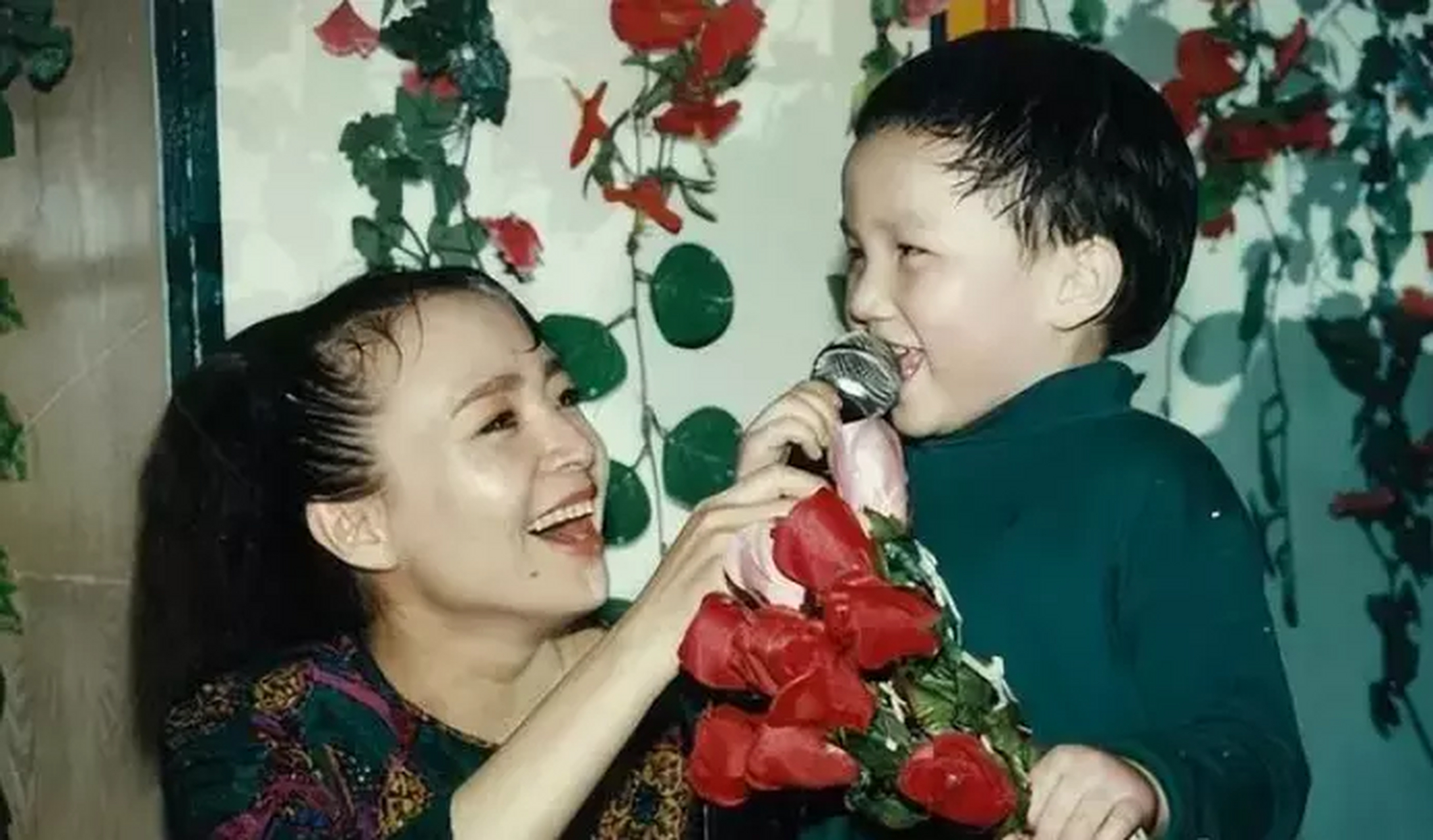 当年,英达和宋丹丹离婚时,给了宋丹丹300万,一套90平米的房子,唯一的