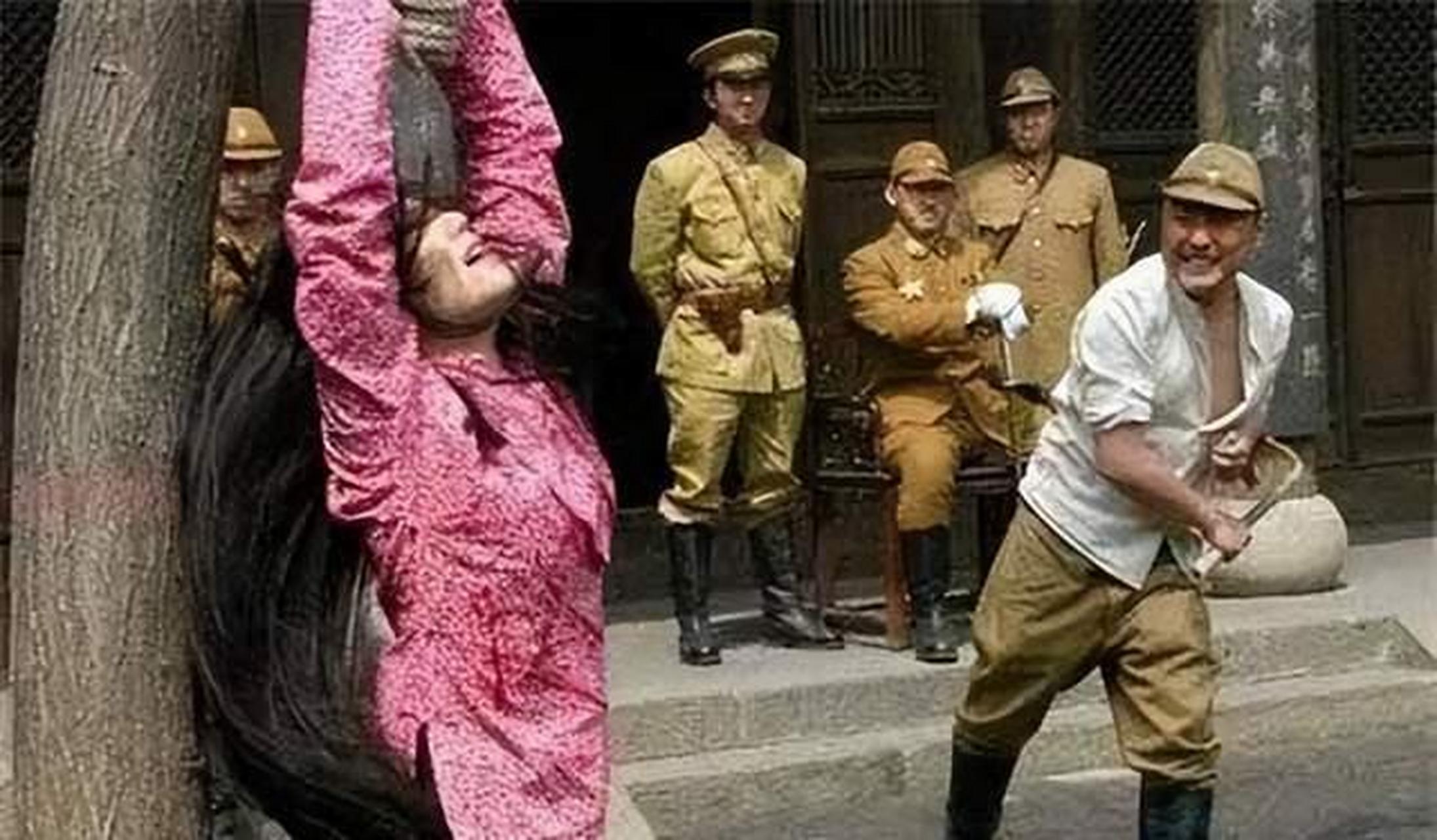 突然,汉奸对她破口大骂,打了她一巴掌.女八路怒斥:"卖国贼!