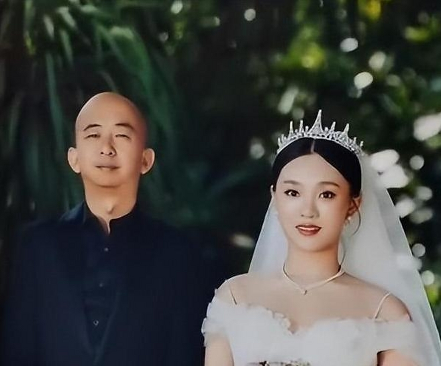 2022年,坐拥10亿身家的41岁导演巨兴茂和妻子大婚,让人十分不解的是