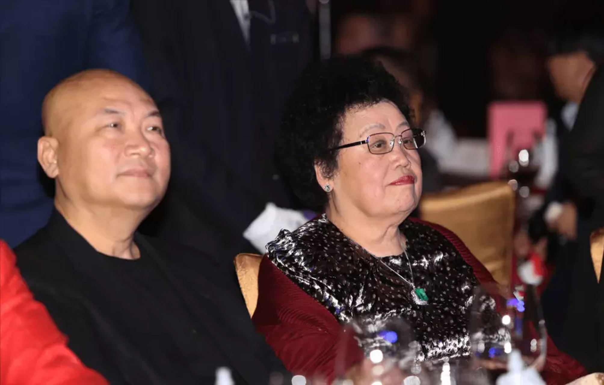 有一次,陈丽华告诉迟重瑞:"小瑞,今天我要谈一笔3个亿的生意,破例带你