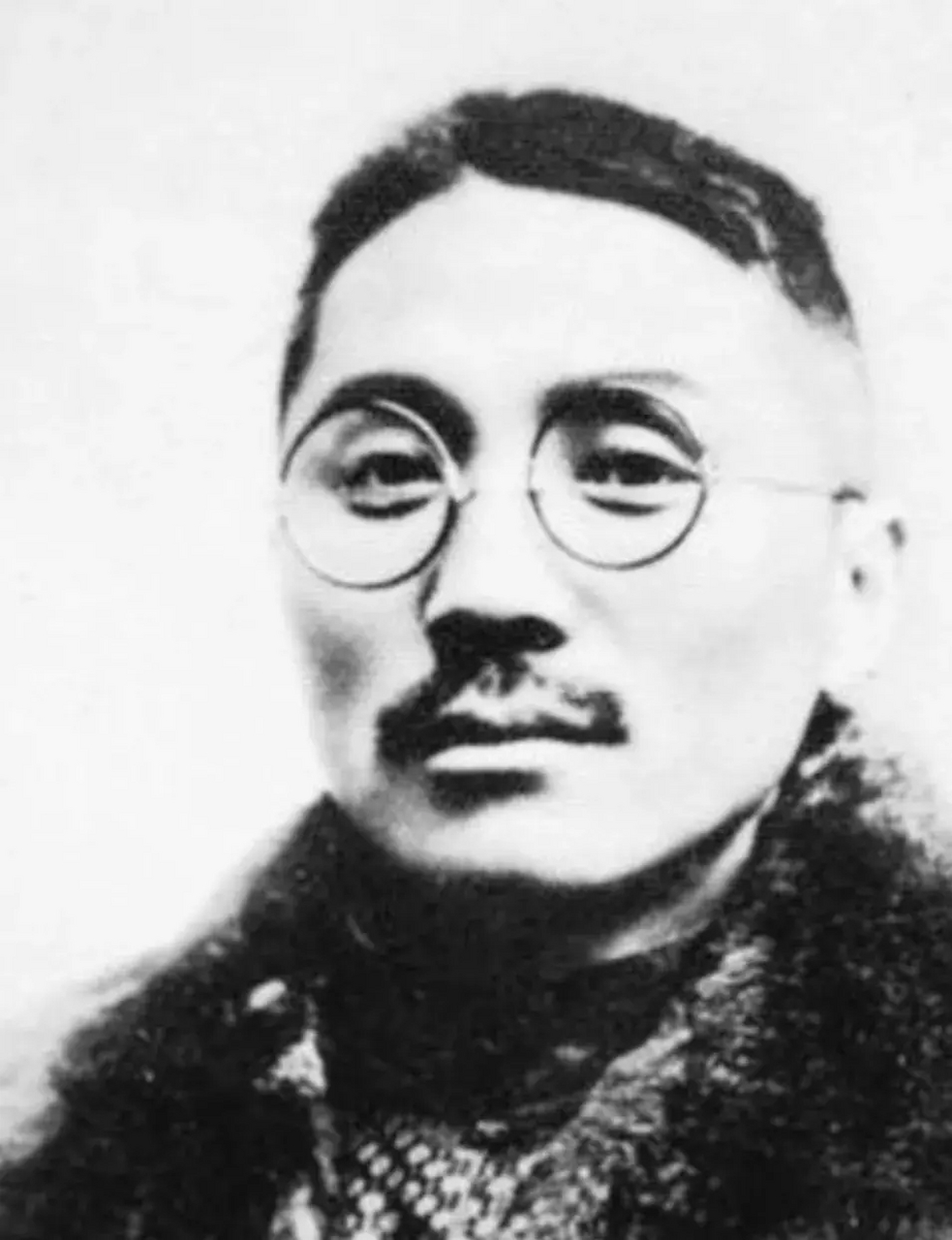 1936年,一个男人敲开一处住所的门,女主人余婉君温柔地招呼道:"九爷