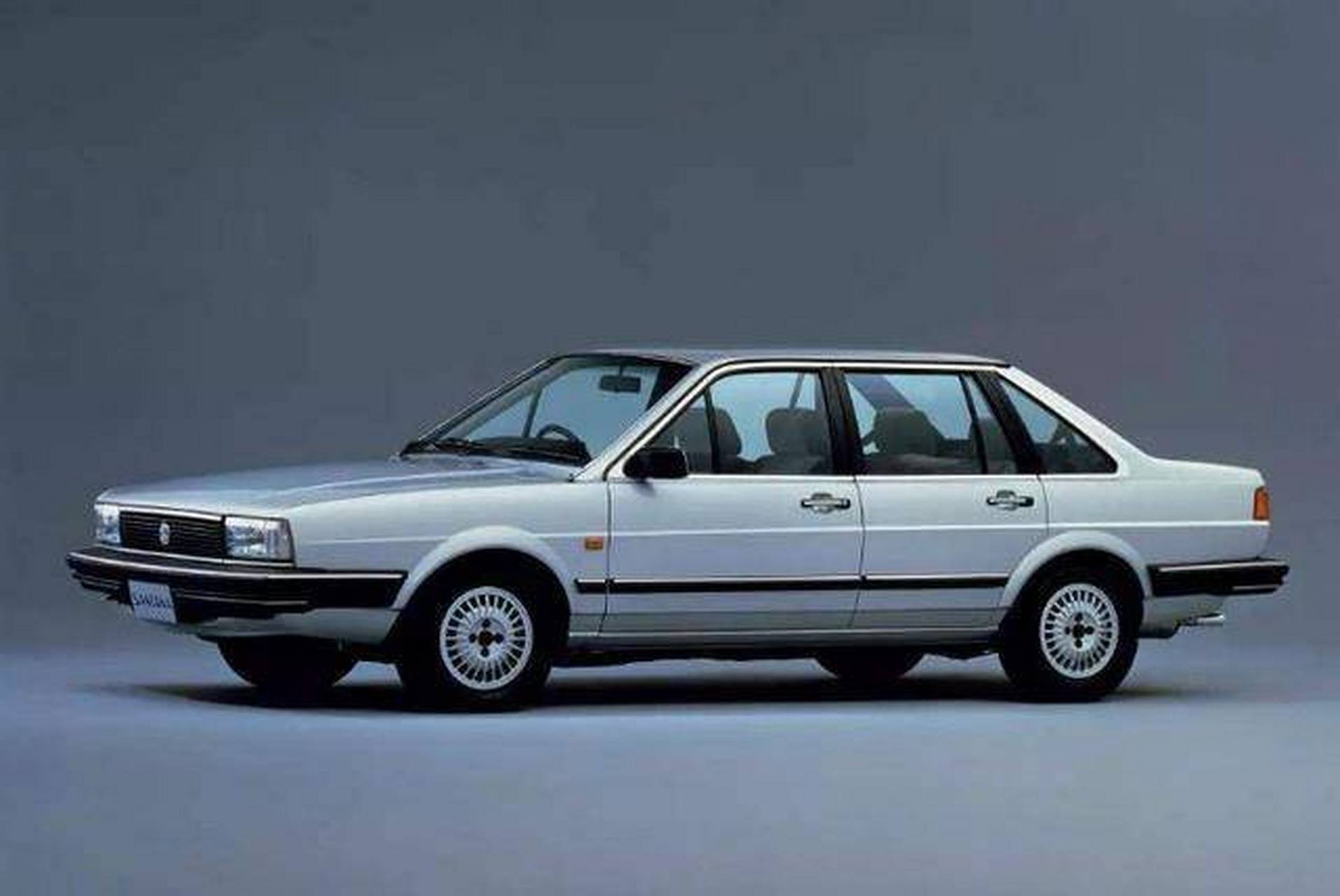 1983年,中国第一次引进桑塔纳汽车,原定价8万,中方定价16万更合适