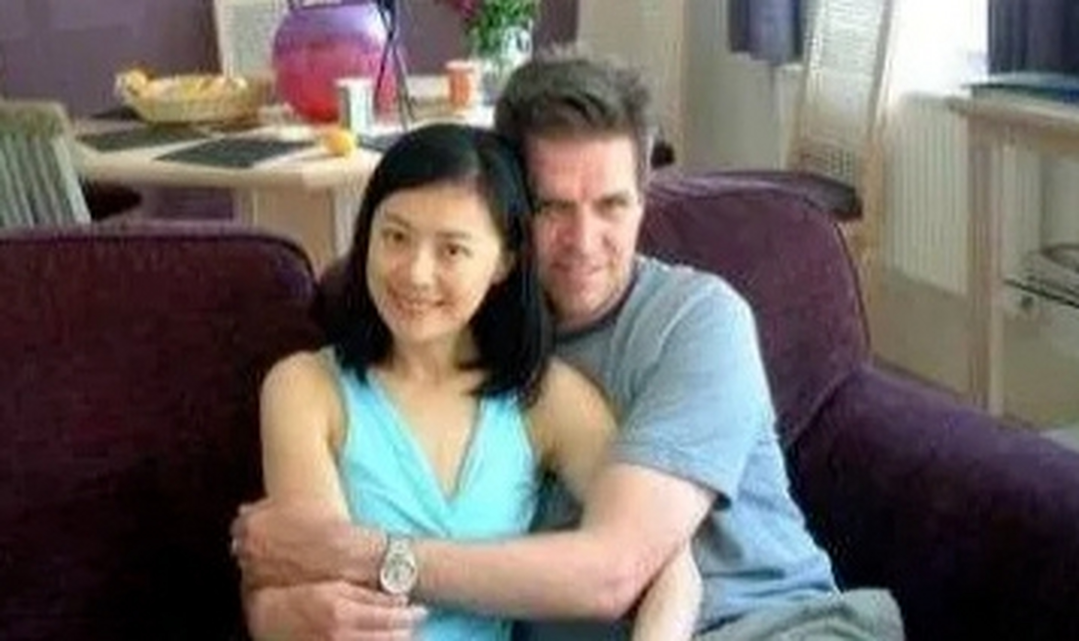 2004年,央视美女主持姜丰,嫁给英国富商,并且坚决放弃国籍,希望过上