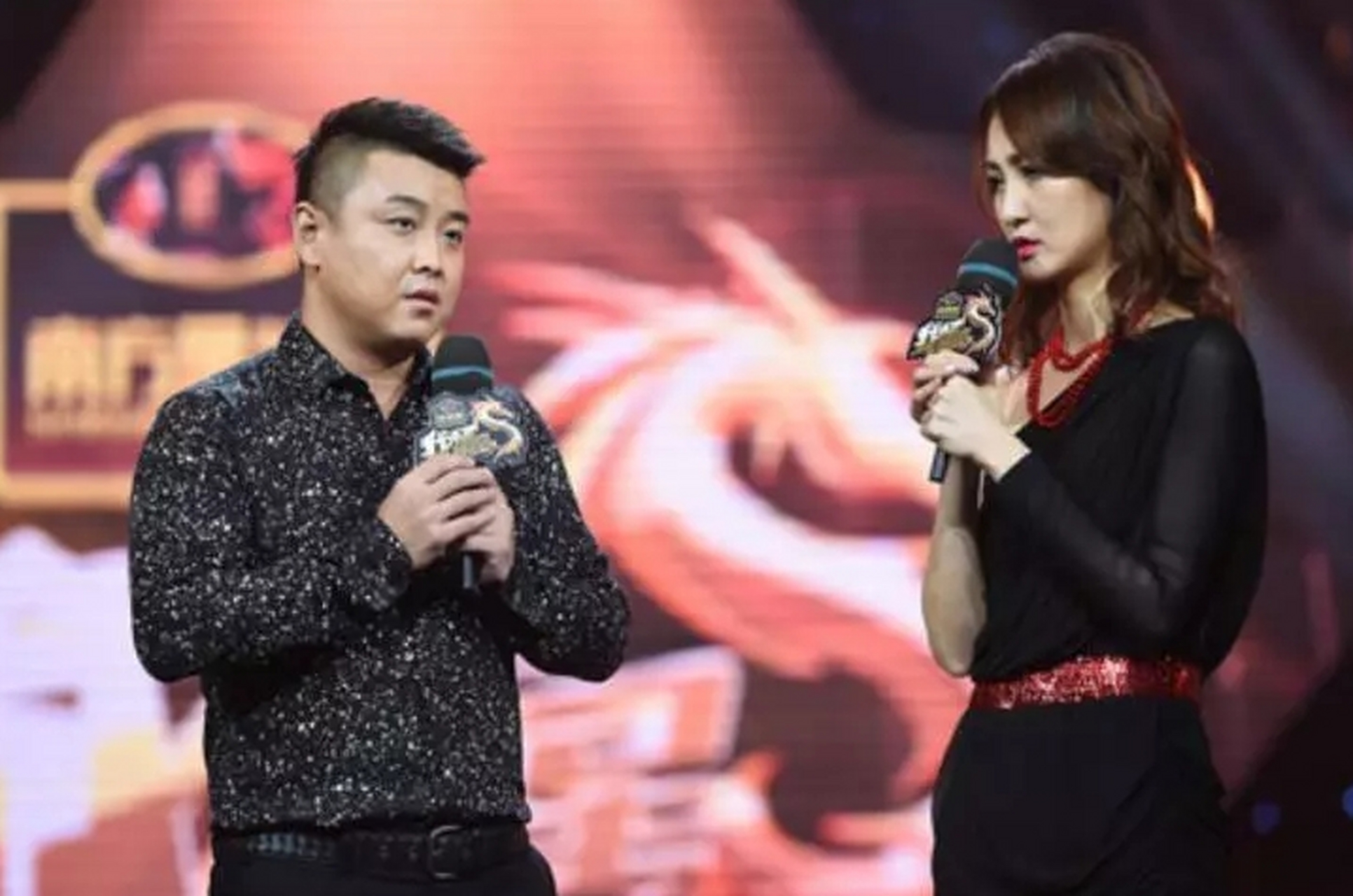2015年,世界乒乓球冠军王皓的妻子在跳舞时,与男舞伴贴脸相拥,一段