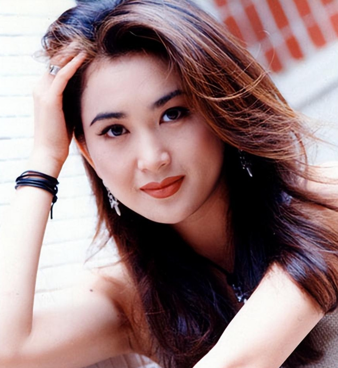 1997年,31岁的温碧霞到夏威夷散心,遇到了身价200亿的富商何祖光.