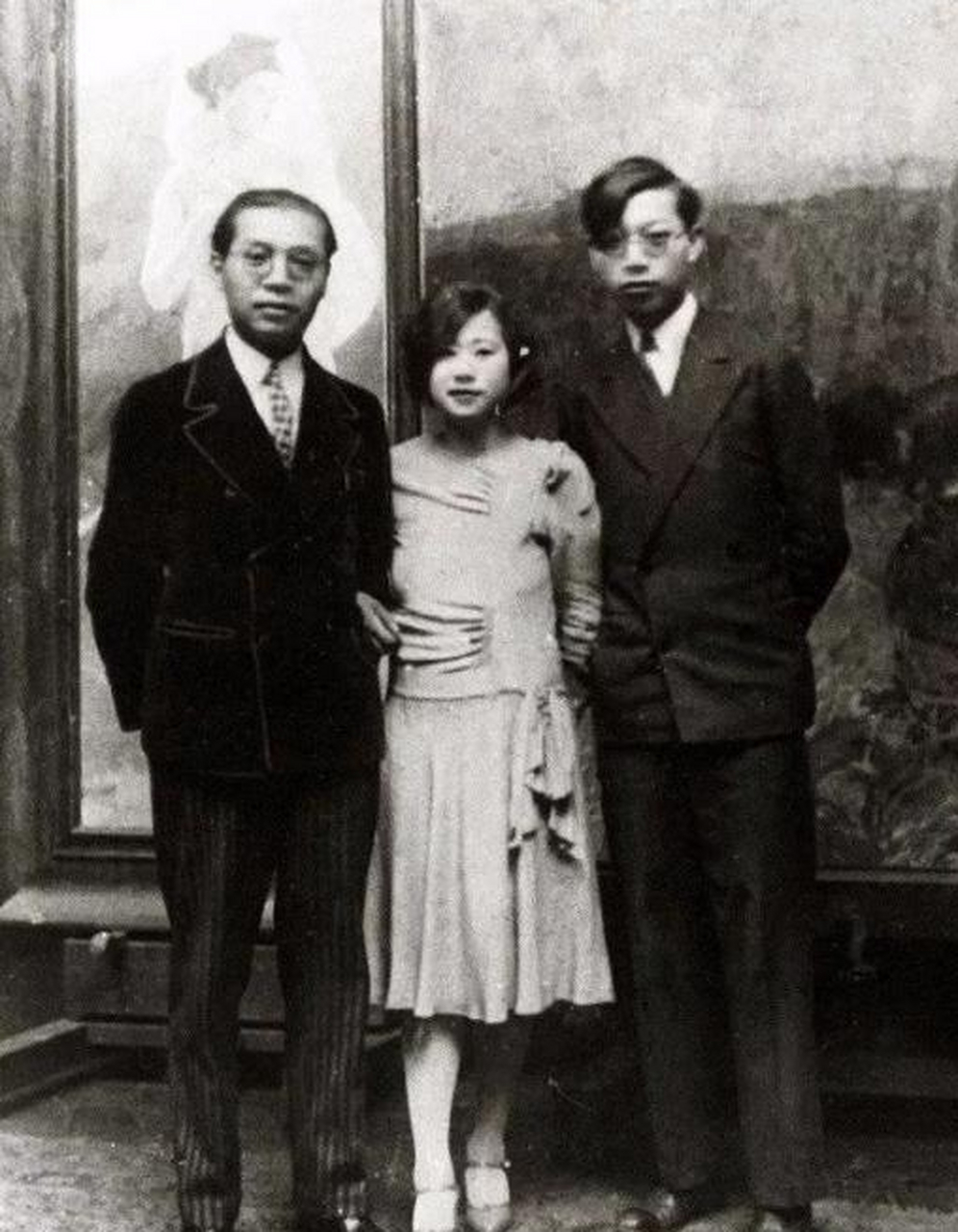 一九六六年,傅雷和他的妻子朱梅馥,将一张土布片撕下一条长长的带子