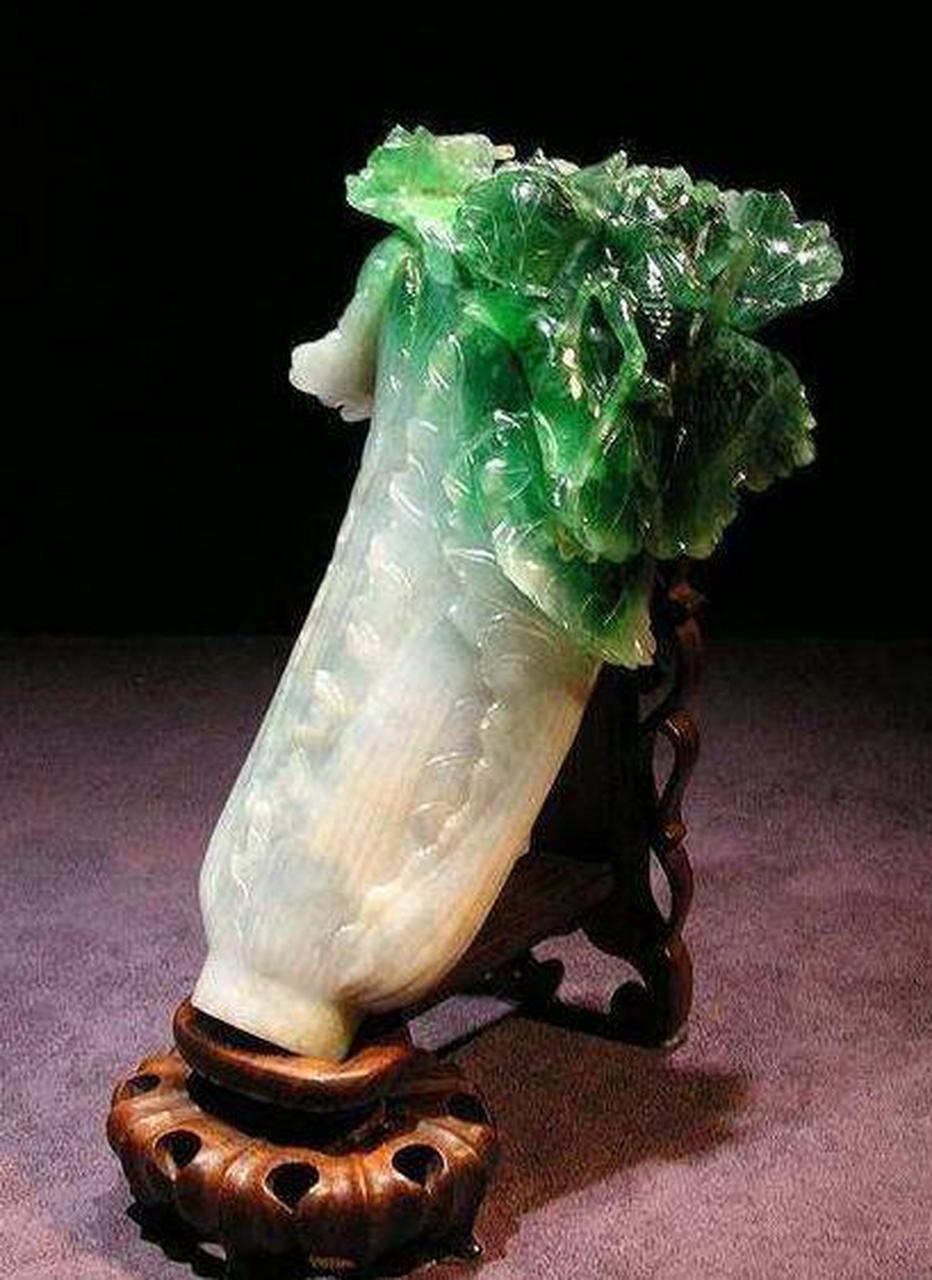 2007年,一名小学生在台北故宫观赏翠玉白菜,他突然指着白菜上的蝈蝈