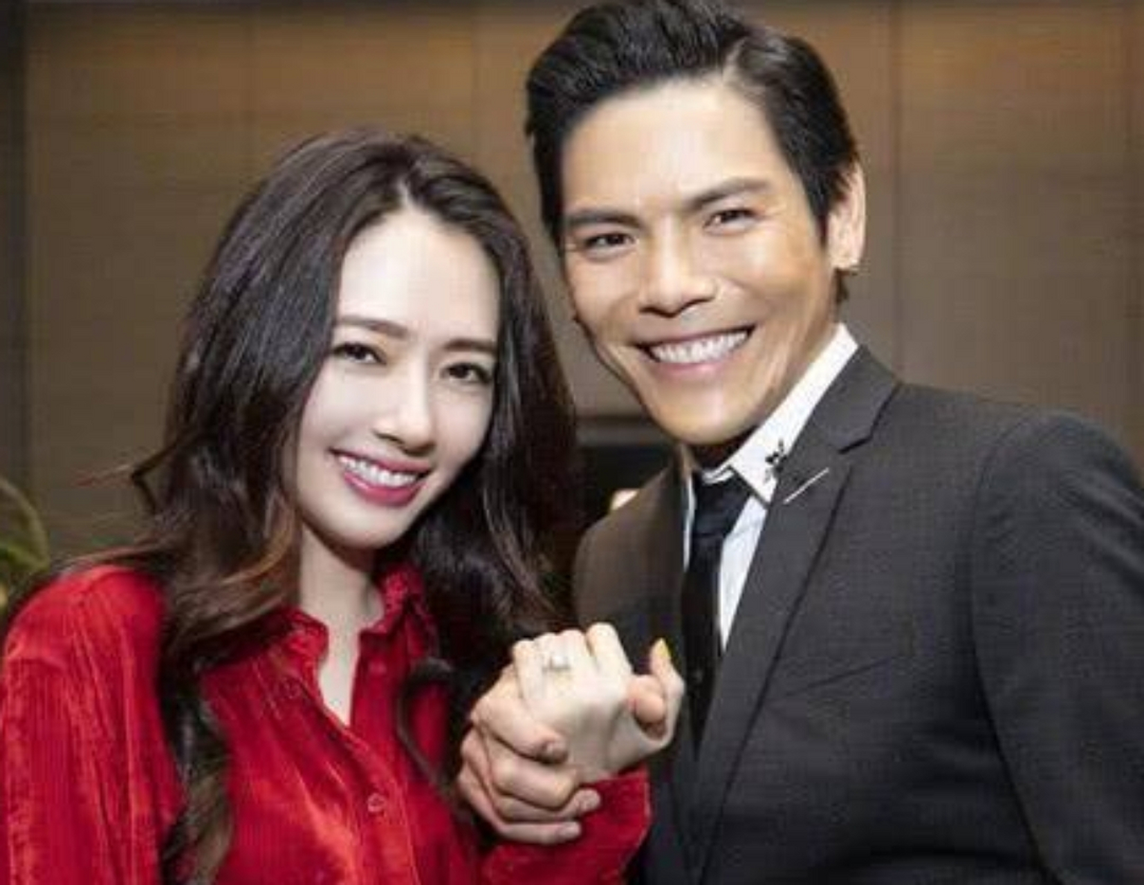 2014年,向佐带着女友在澳门输掉100万,向同桌的董大宝借钱,一年过去