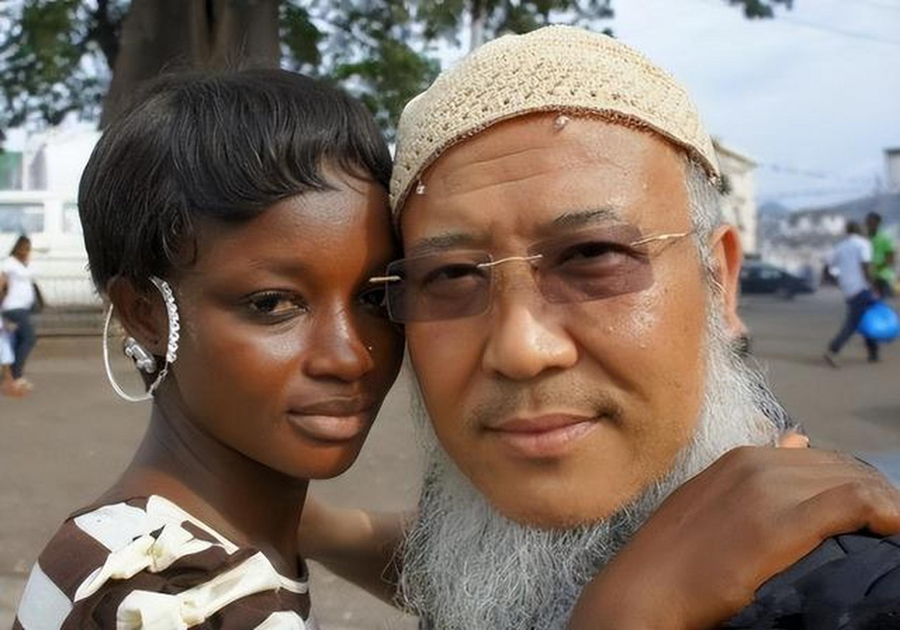 2011年,21岁的非洲姑娘艾达嫁给53岁的中国画家杨彦,杨彦花了4000多万